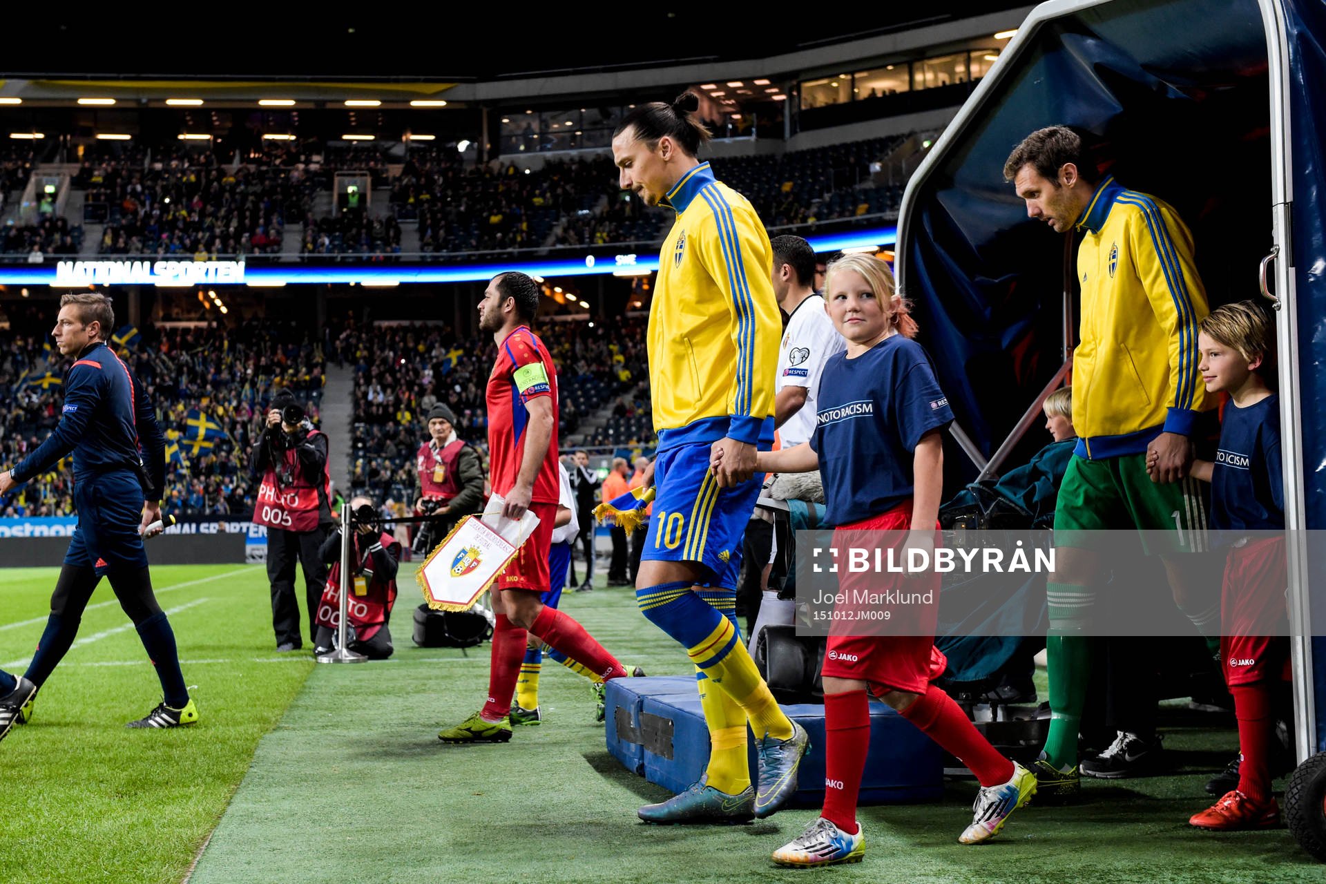Sveriges Zlatan Ibrahimovic och målvakt Andreas Isaksson