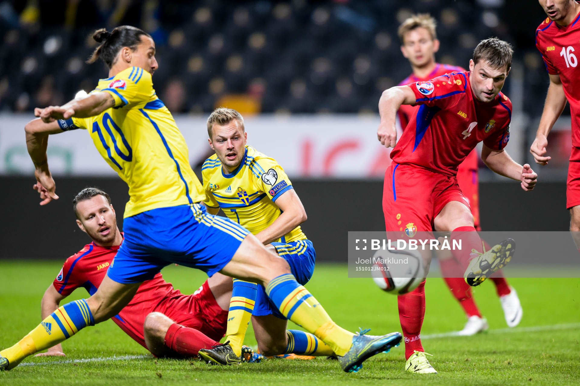 Sveriges Zlatan Ibrahimovic och Sebastian Larsson kämpar