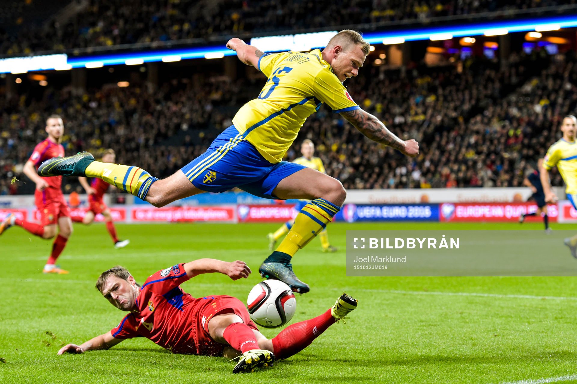 Moldaviens Iulian Erhan stoppar Sveriges John Guidetti