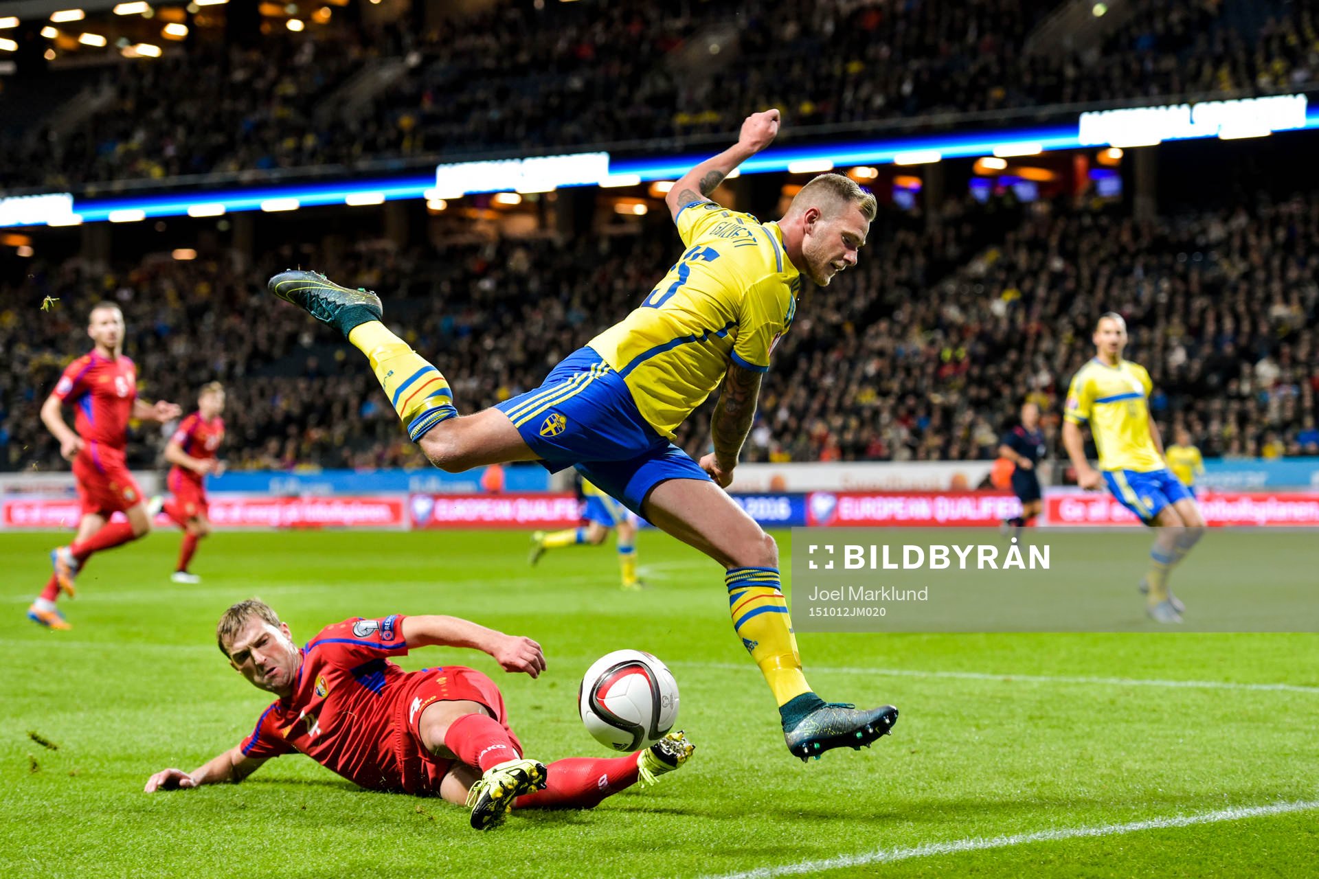 Moldaviens Iulian Erhan stoppar Sveriges John Guidetti