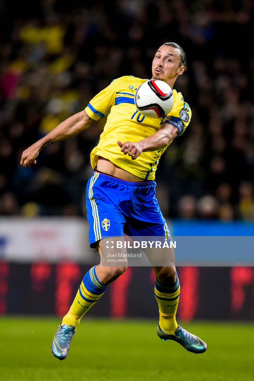 Sveriges Zlatan Ibrahimovic tar ner bollen på bröstet och gör sedan 1-0 under fotbollsmatchen i EM-kvalet mellan Sverige och Moldavien den 12 oktober 2015 i Stockholm.