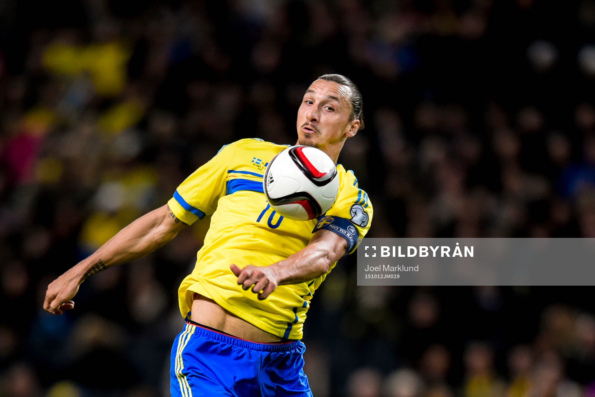 Sveriges Zlatan Ibrahimovic tar ner bollen på bröstet och
