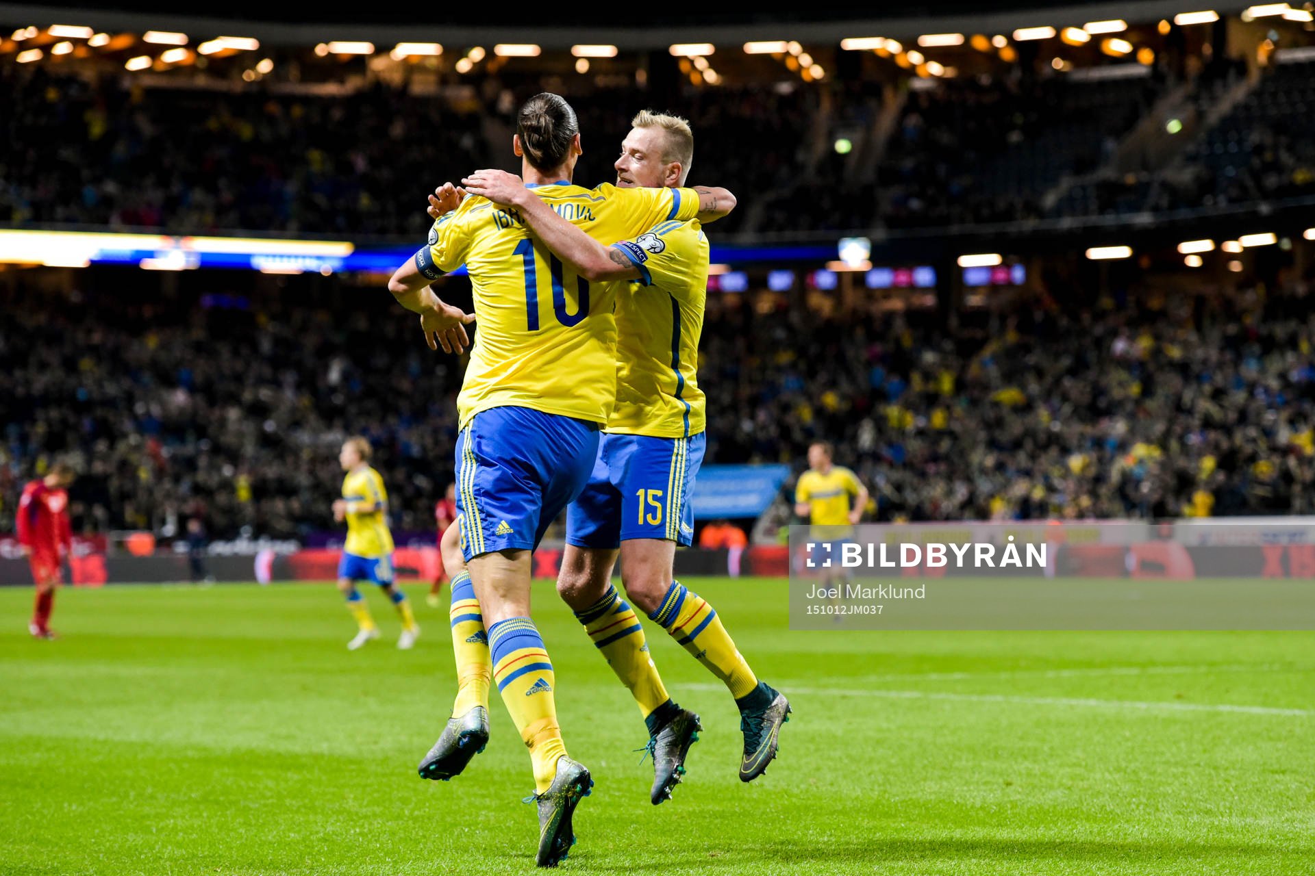 Sveriges Zlatan Ibrahimovic jublar ihop med John Guidetti