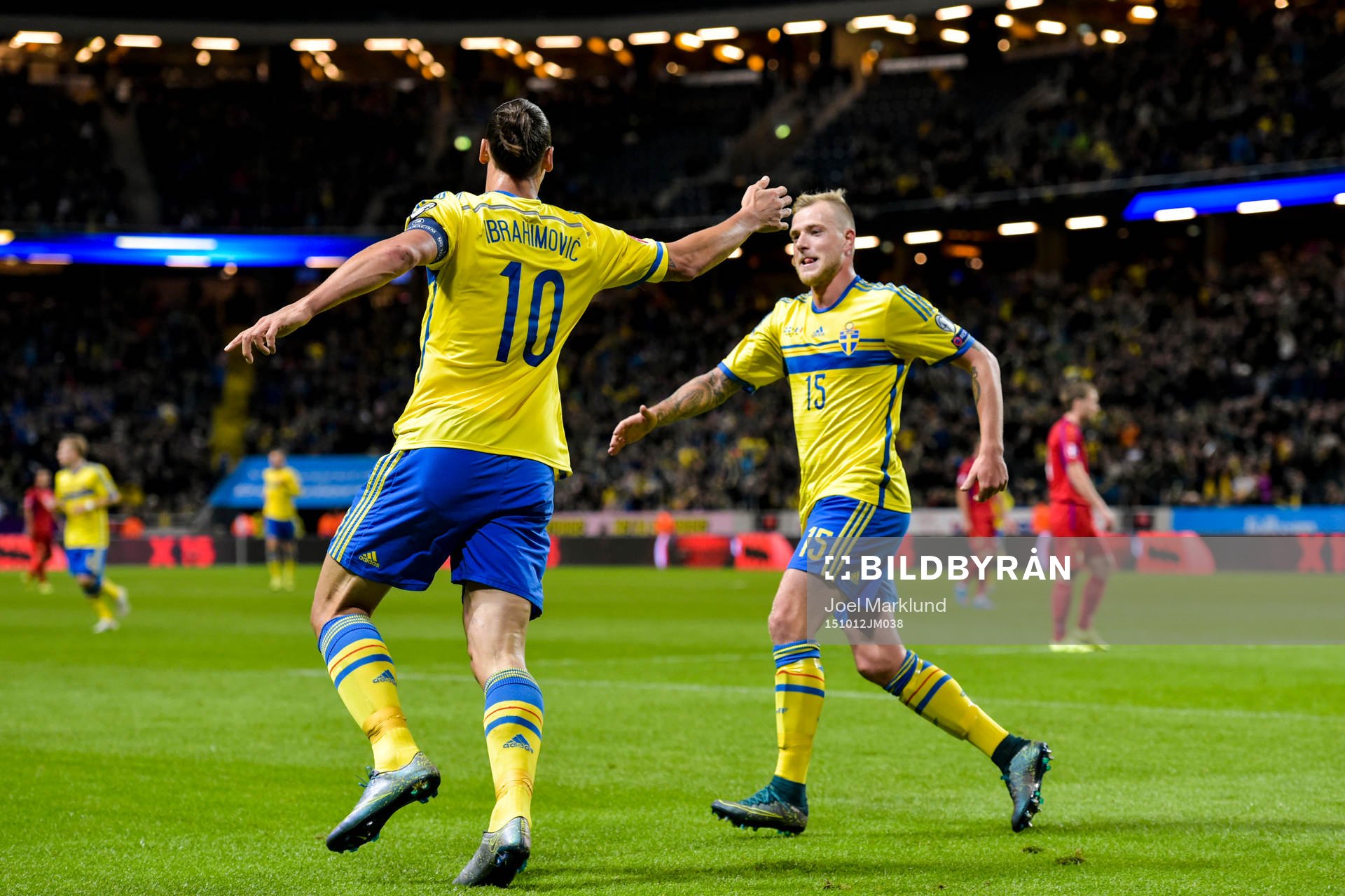 Sveriges Zlatan Ibrahimovic jublar ihop med John Guidetti