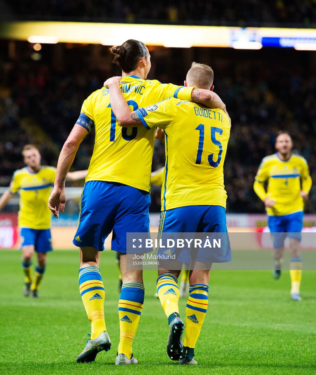 Sveriges Zlatan Ibrahimovic och John Guidetti kramar om