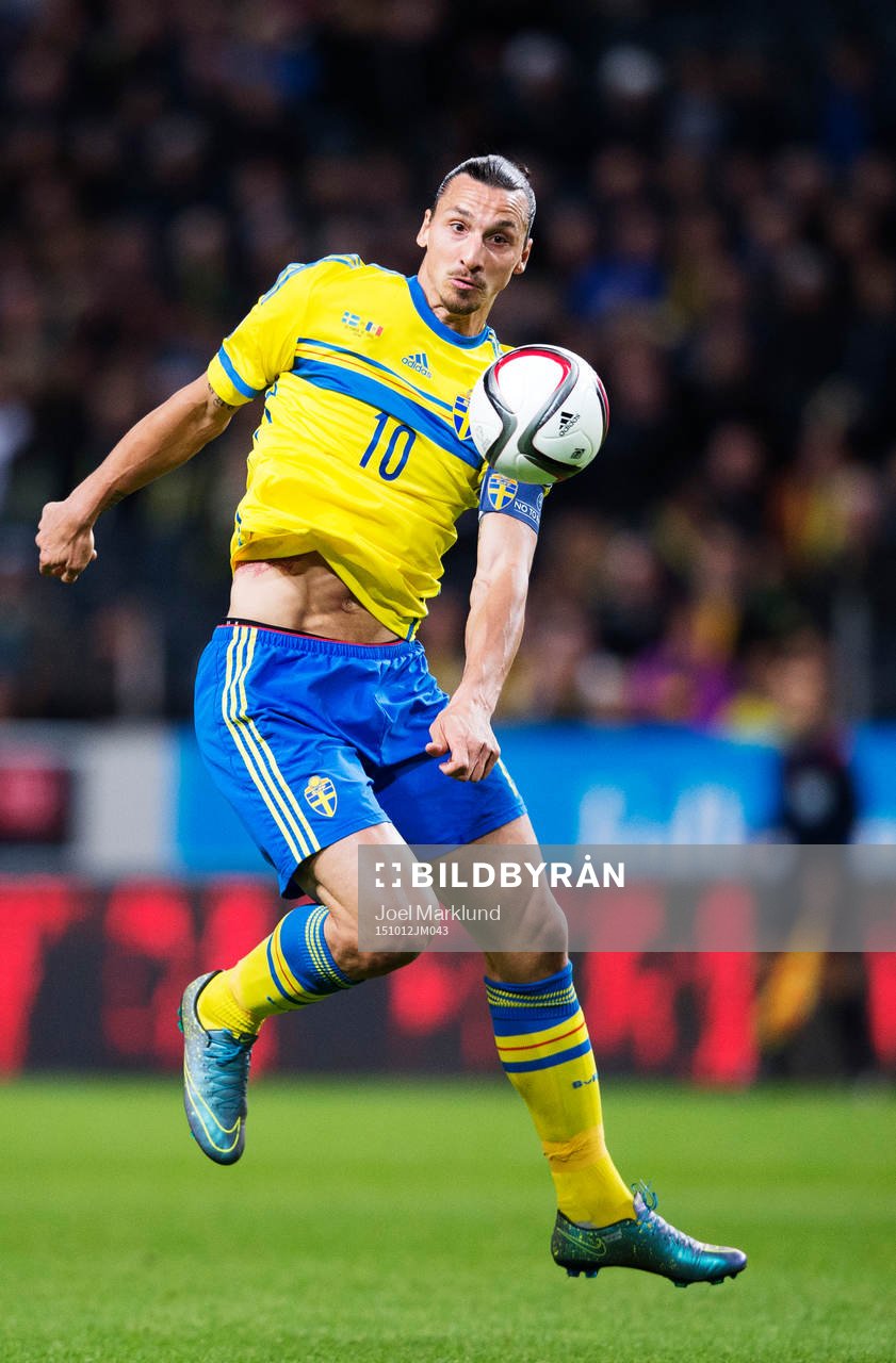 Sveriges Zlatan Ibrahimovic tar ner bollen i situationen som leder till 1-0 under fotbollsmatchen i EM-kvalet mellan Sverige och Moldavien den 12 oktober 2015 i Stockholm.