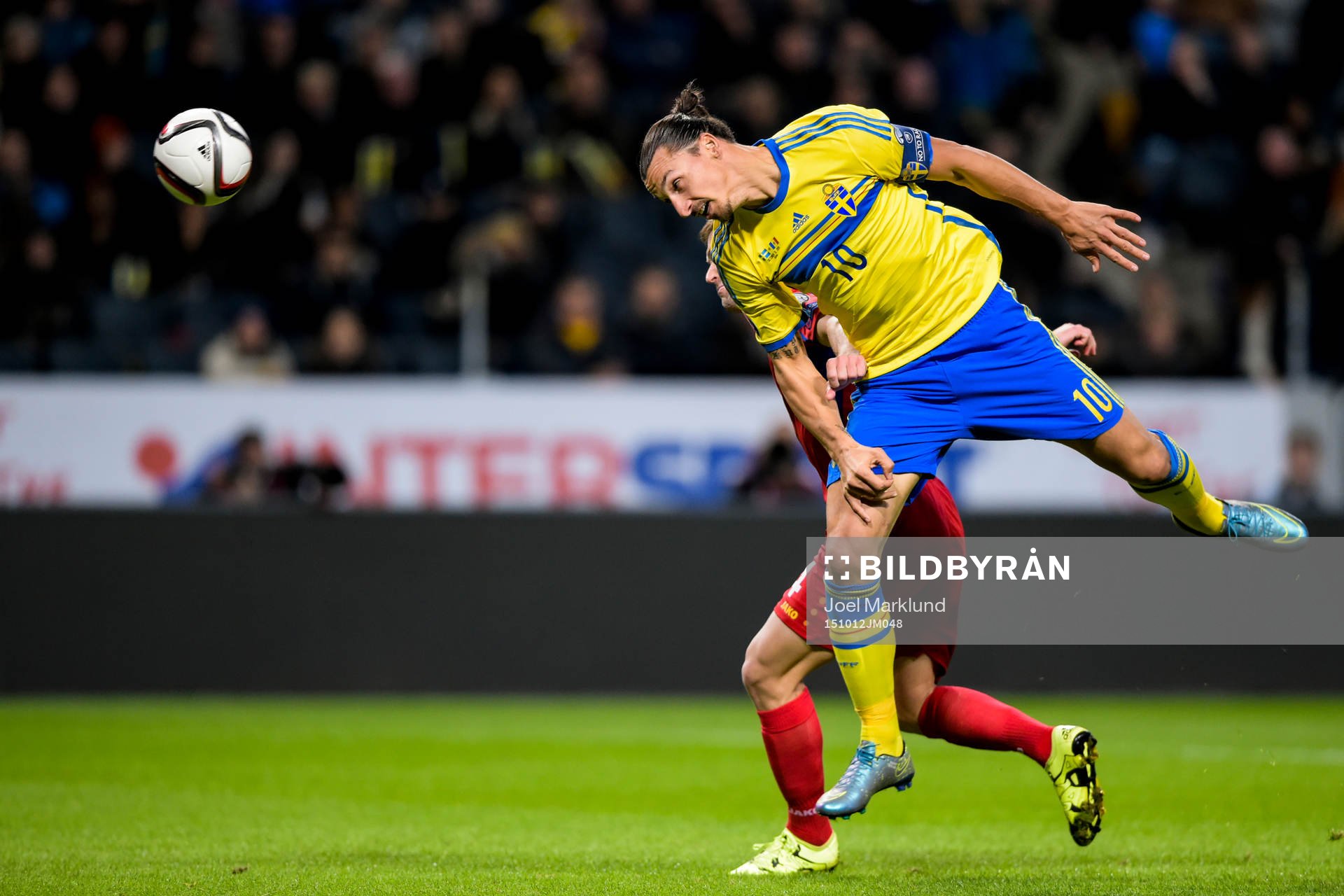 Sveriges Zlatan Ibrahimovic nickar bollen