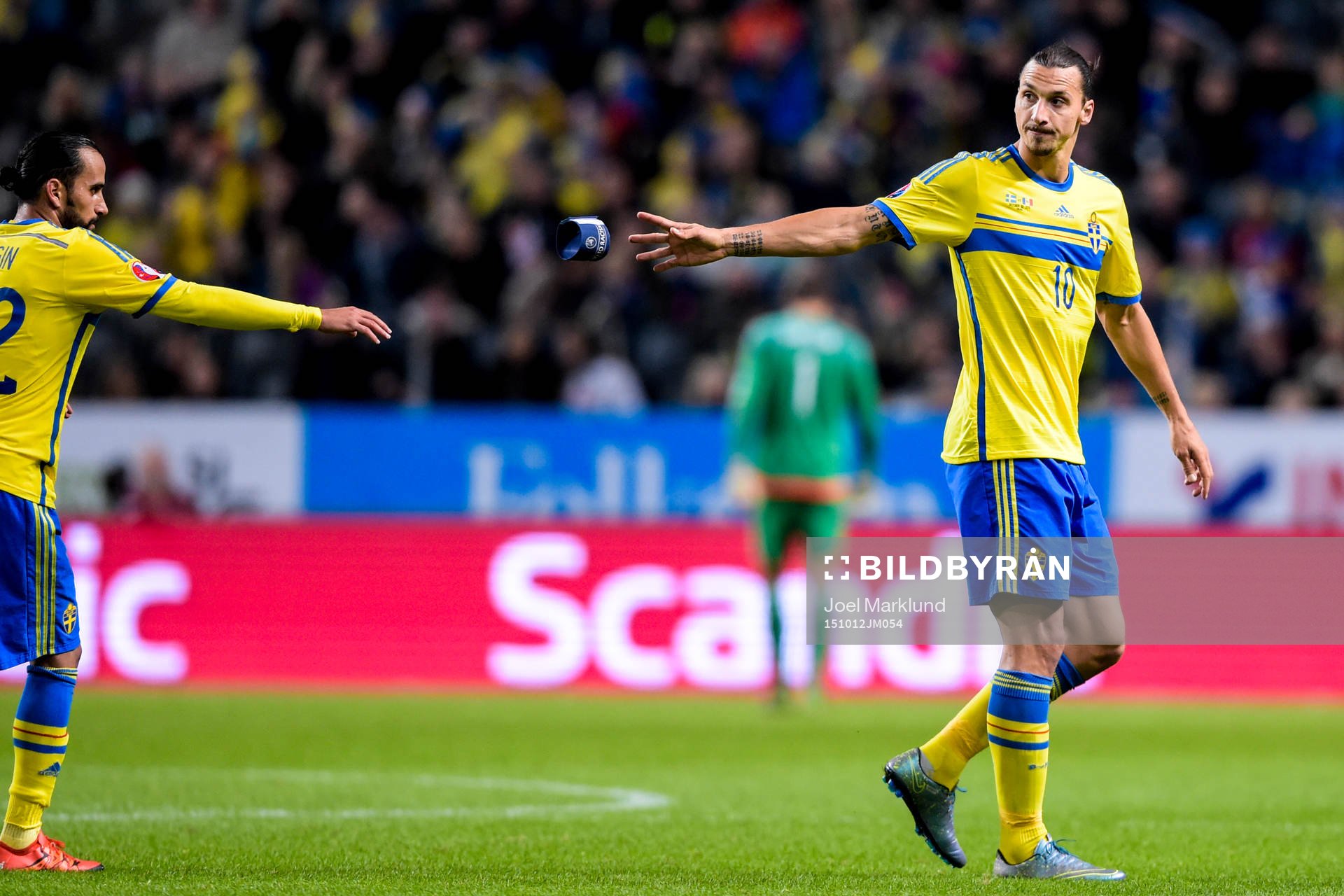 Sveriges Erkan Zengin tar över kaptensbindeln från Zlatan Ibrahimovic när han byts ut under fotbollsmatchen i EM-kvalet mellan Sverige och Moldavien den 12 oktober 2015 i Stockholm.