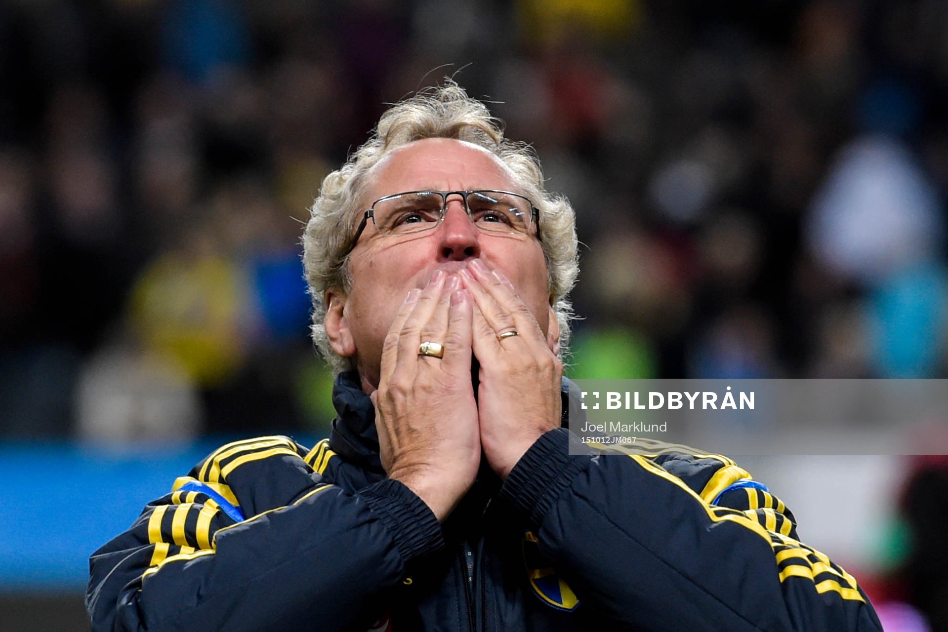 Sveriges förbundskapten Erik Hamrén kastar slängkyssar