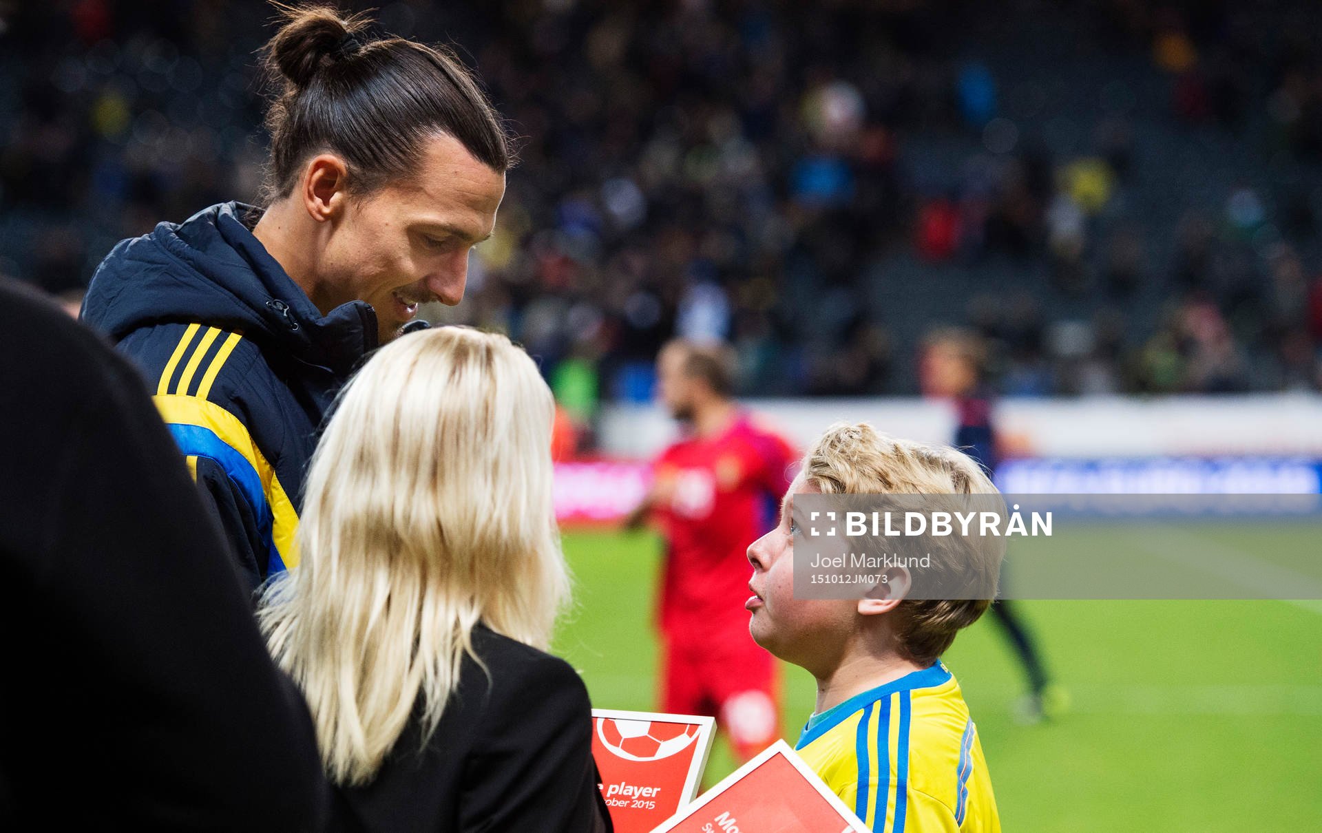 Sveriges Zlatan Ibrahimovic pratar med Noah Holmström