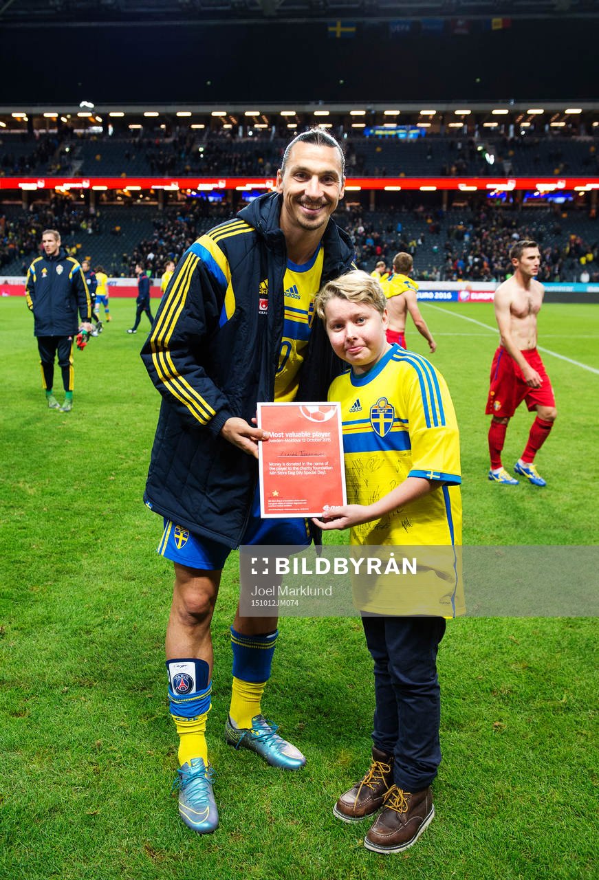 Sveriges Zlatan Ibrahimovic med Noah Holmström från Min