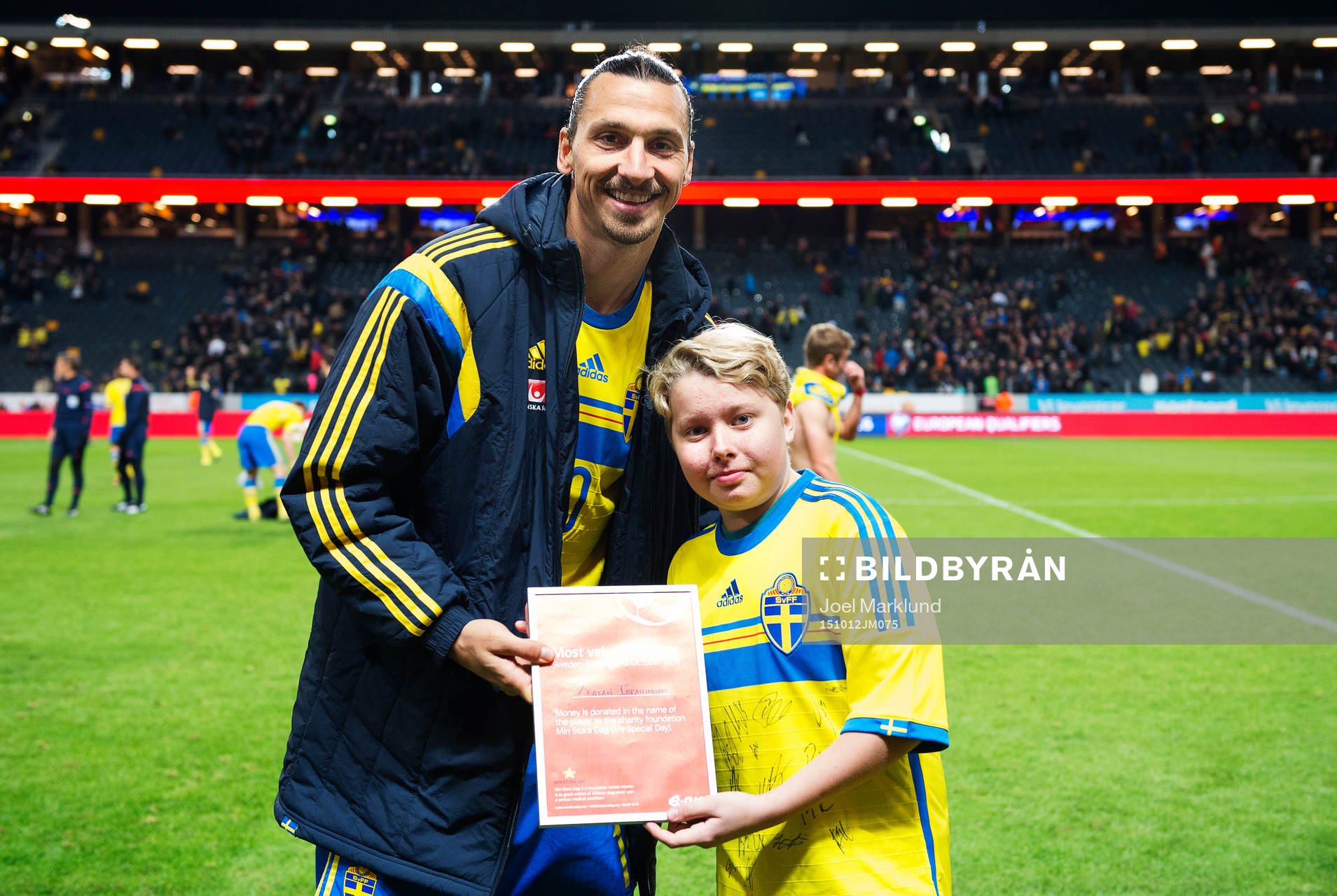 Sveriges Zlatan Ibrahimovic med Noah Holmström från Min