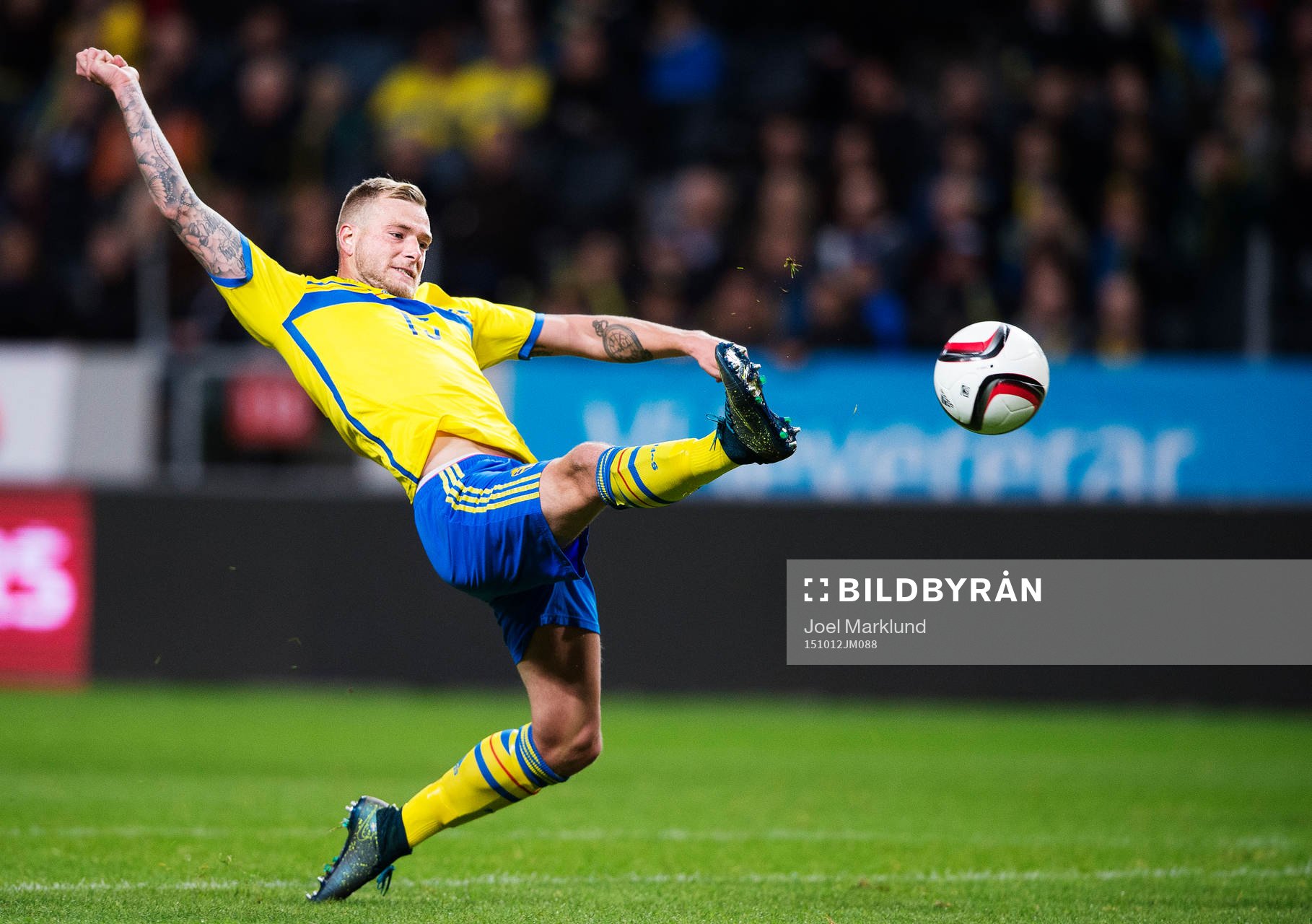 Sveriges John Guidetti sträcker sig