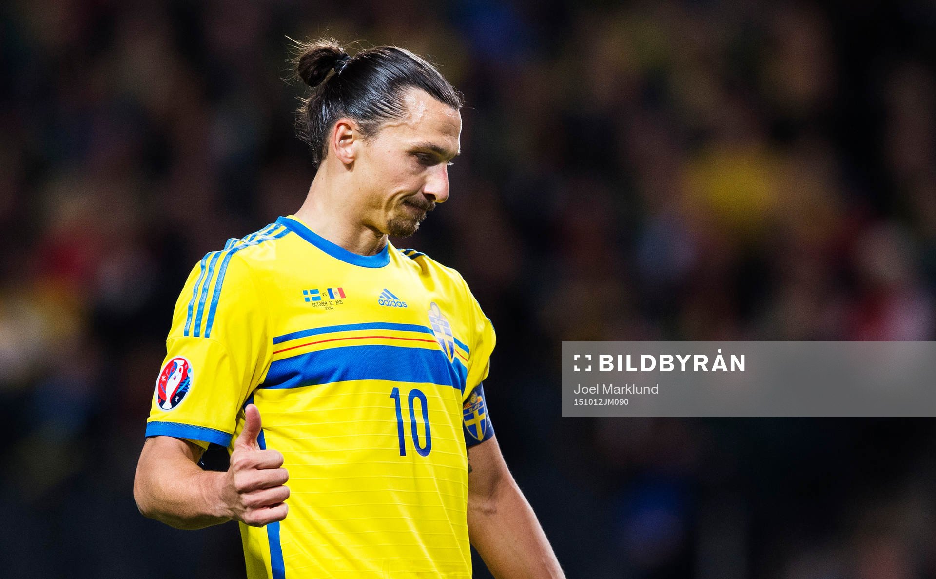 Sveriges Zlatan Ibrahimovic gör tummen upp till John