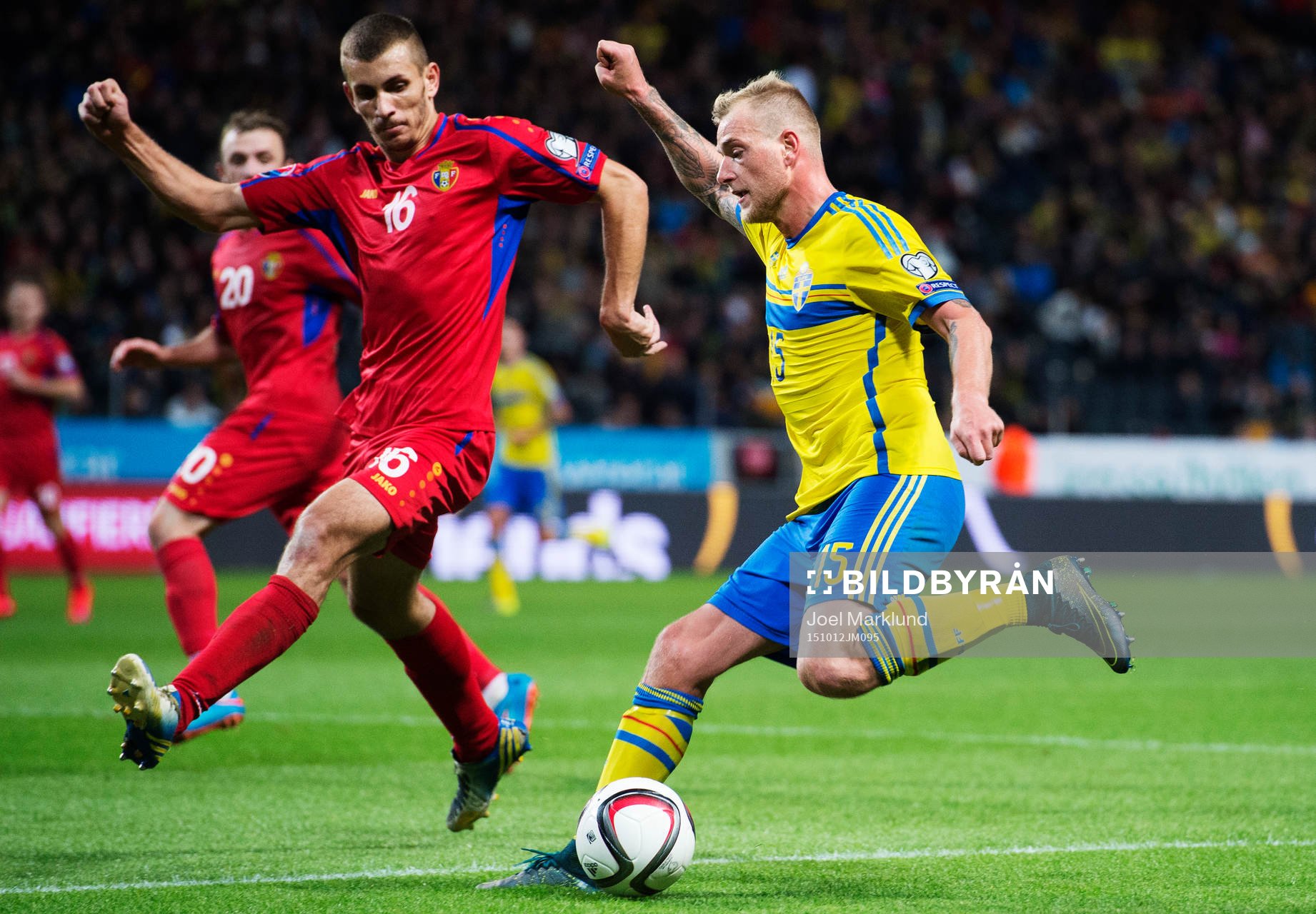Moldaviens Stefan Burghiu och Sveriges John Guidetti