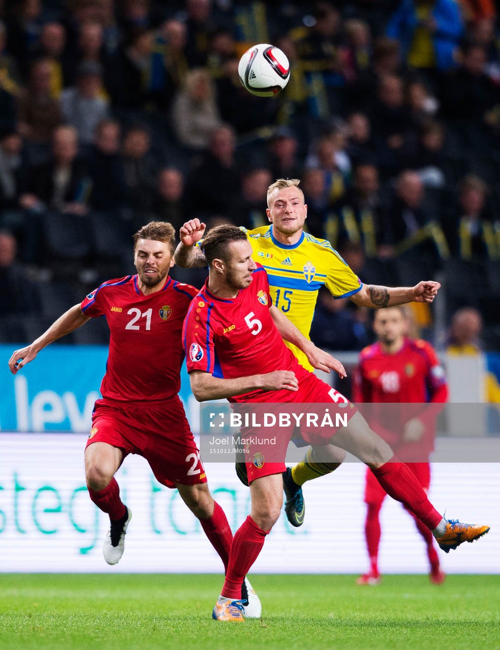 Moldaviens Maxim Potirniche och Victor Golovatenco i en luftduell med Sveriges John Guidetti under fotbollsmatchen i EM-kvalet mellan Sverige och Moldavien den 12 oktober 2015 i Stockholm.