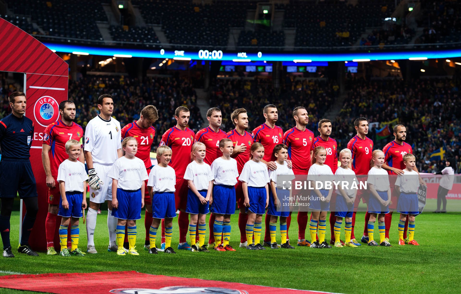 Knattar står framför Moldaviens spelare