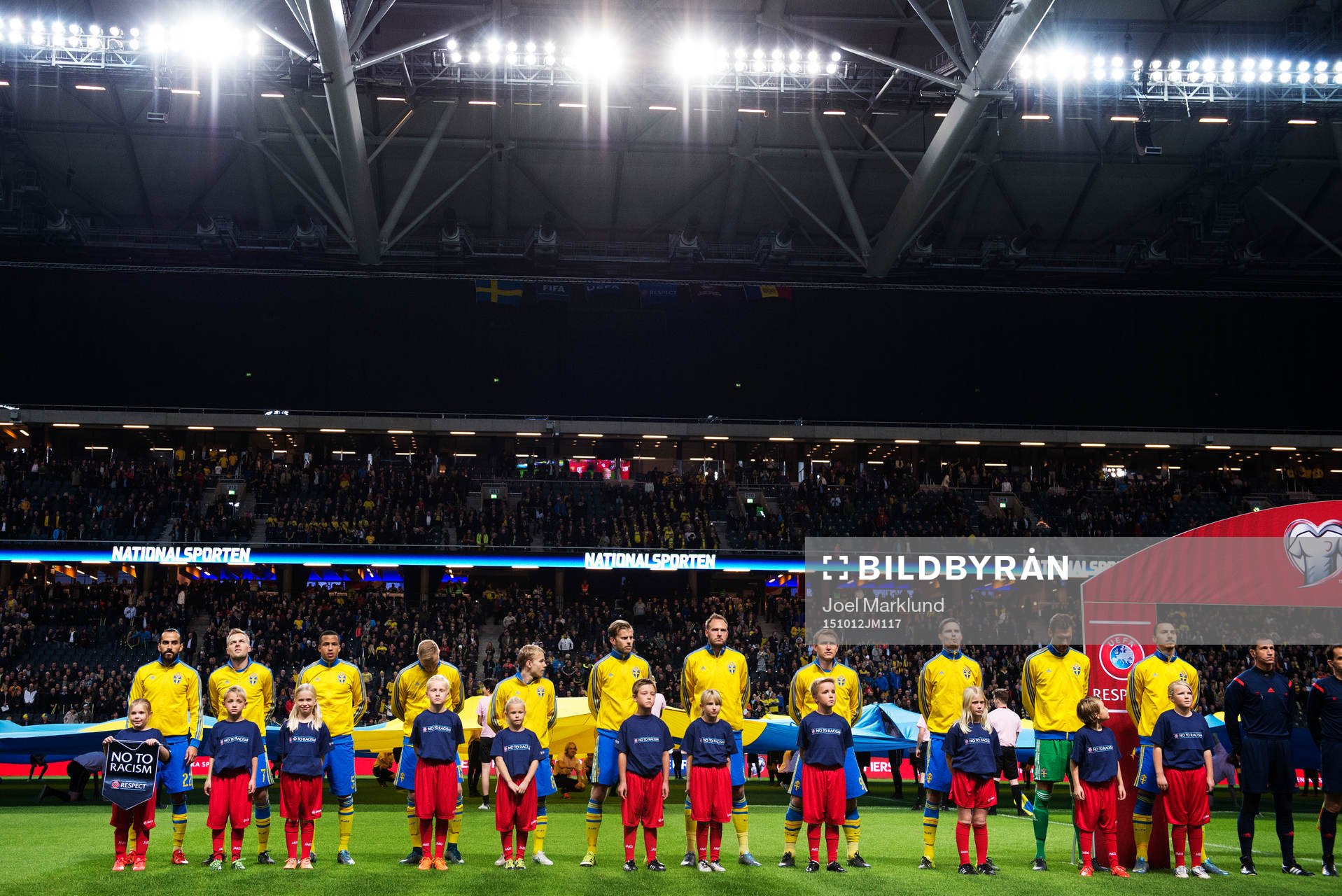 Knattar står framför Sveriges spelare