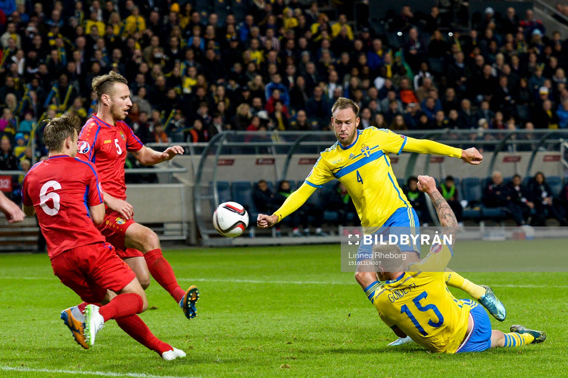 Sveriges John Guidetti och Andreas Granqvist med målchans mot Moldaviens Ion Jardan och Victor Golovatenco under fotbollsmatchen i EM-kvalet mellan Sverige och Moldavien den 12 oktober 2015 i Stockholm.