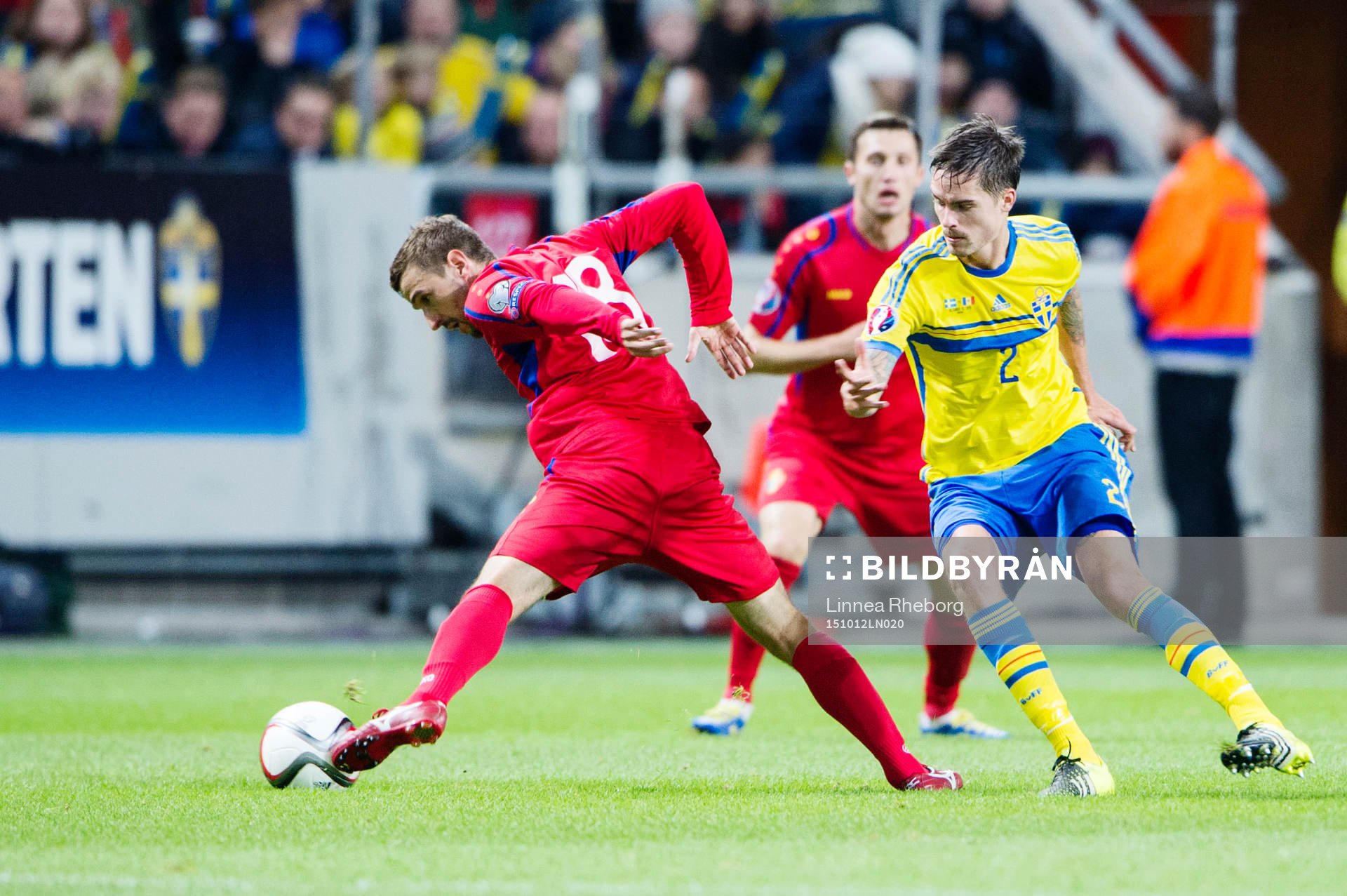 Sveriges Mikael Lustig i kamp om bollen med Moldaviens