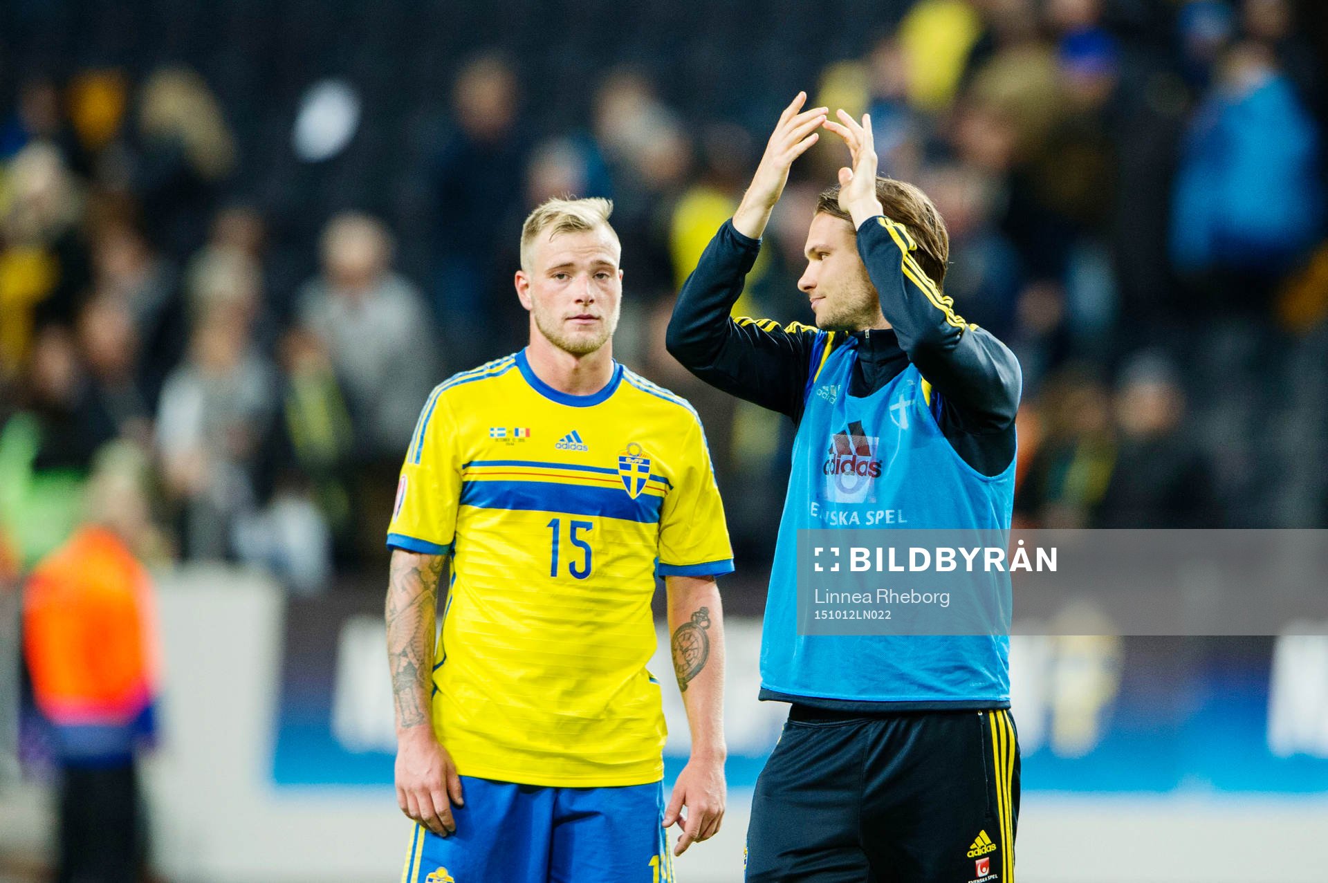 Albin Ekdal tackar publiken och försöker peppa en deppig