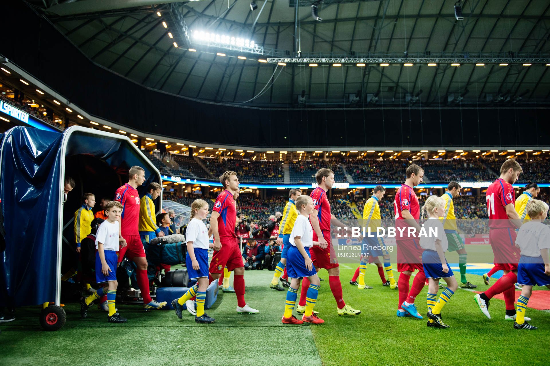 Sveriges och Moldaviens spelare går in på planen