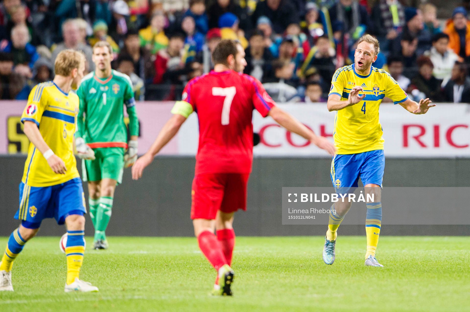 Sveriges Andreas Granqvist kommunicerar med Sveriges Oscar