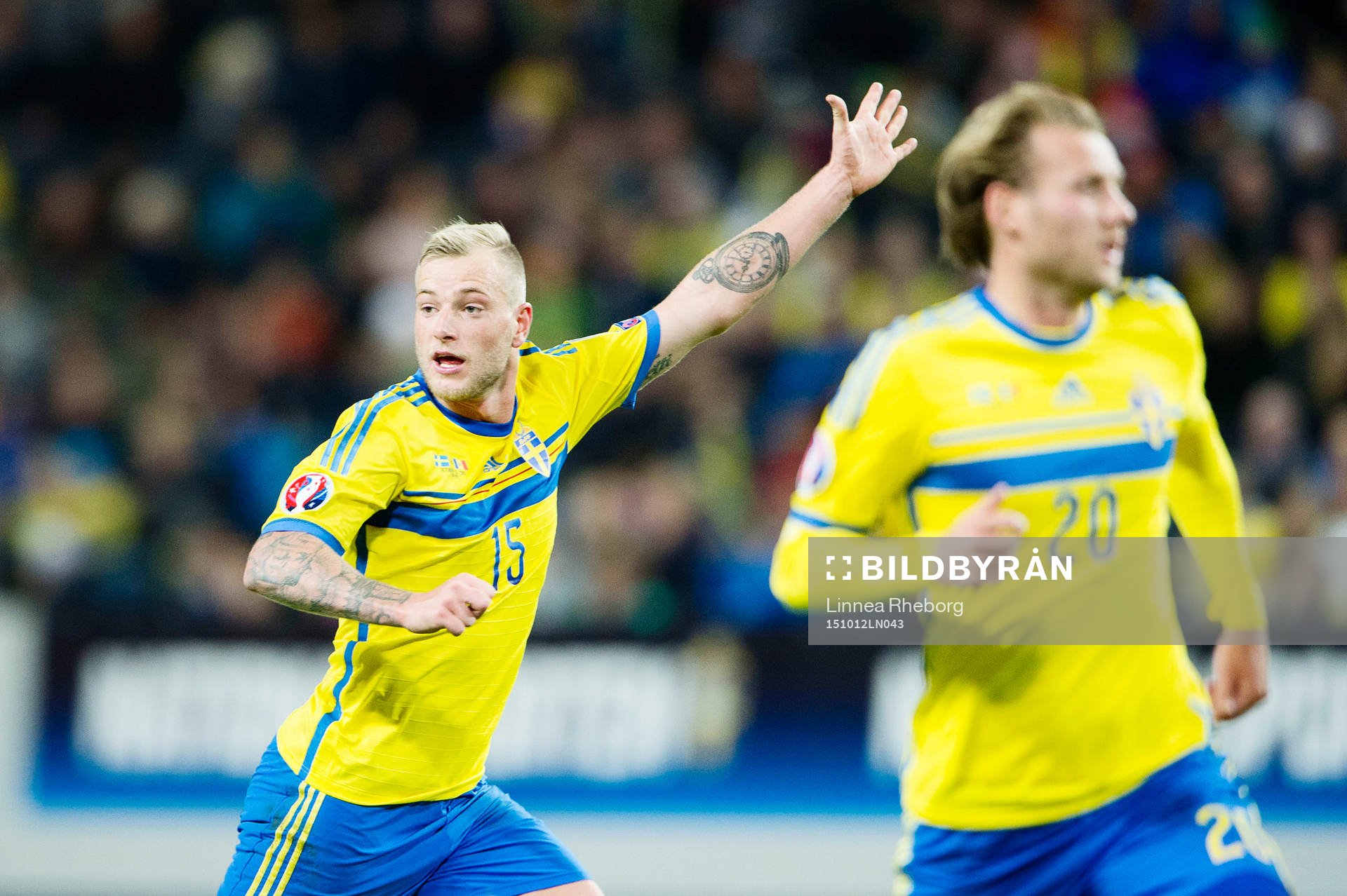 Sveriges John Guidetti signalerar att han vill ha bollen