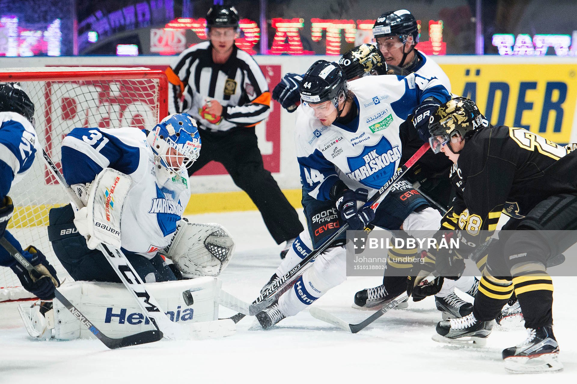 s Jesper Frödén och Karlskogas Oskar Carlsson framför