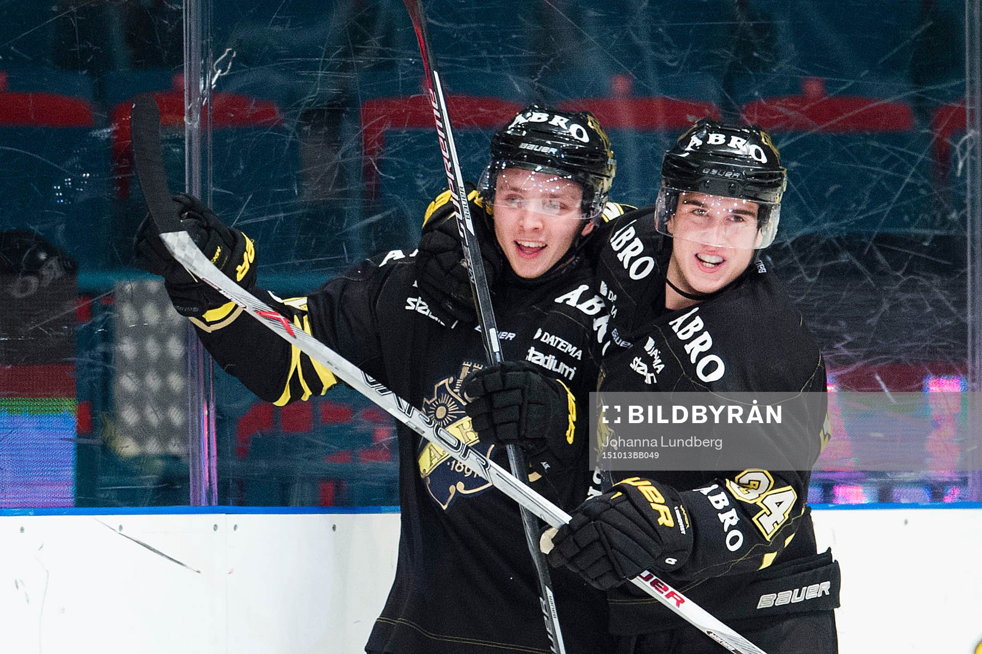 s Robin Kovacs (tv) gör 2-1 och jublar med Michael