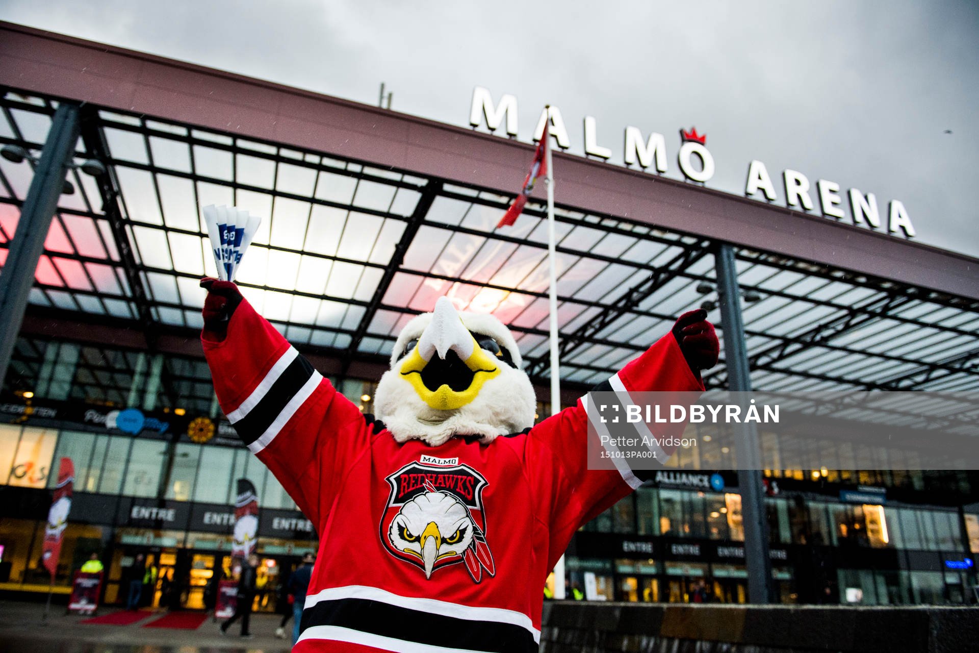 Malmö Redhawks maskot Hawkan utanför Malmö Arena