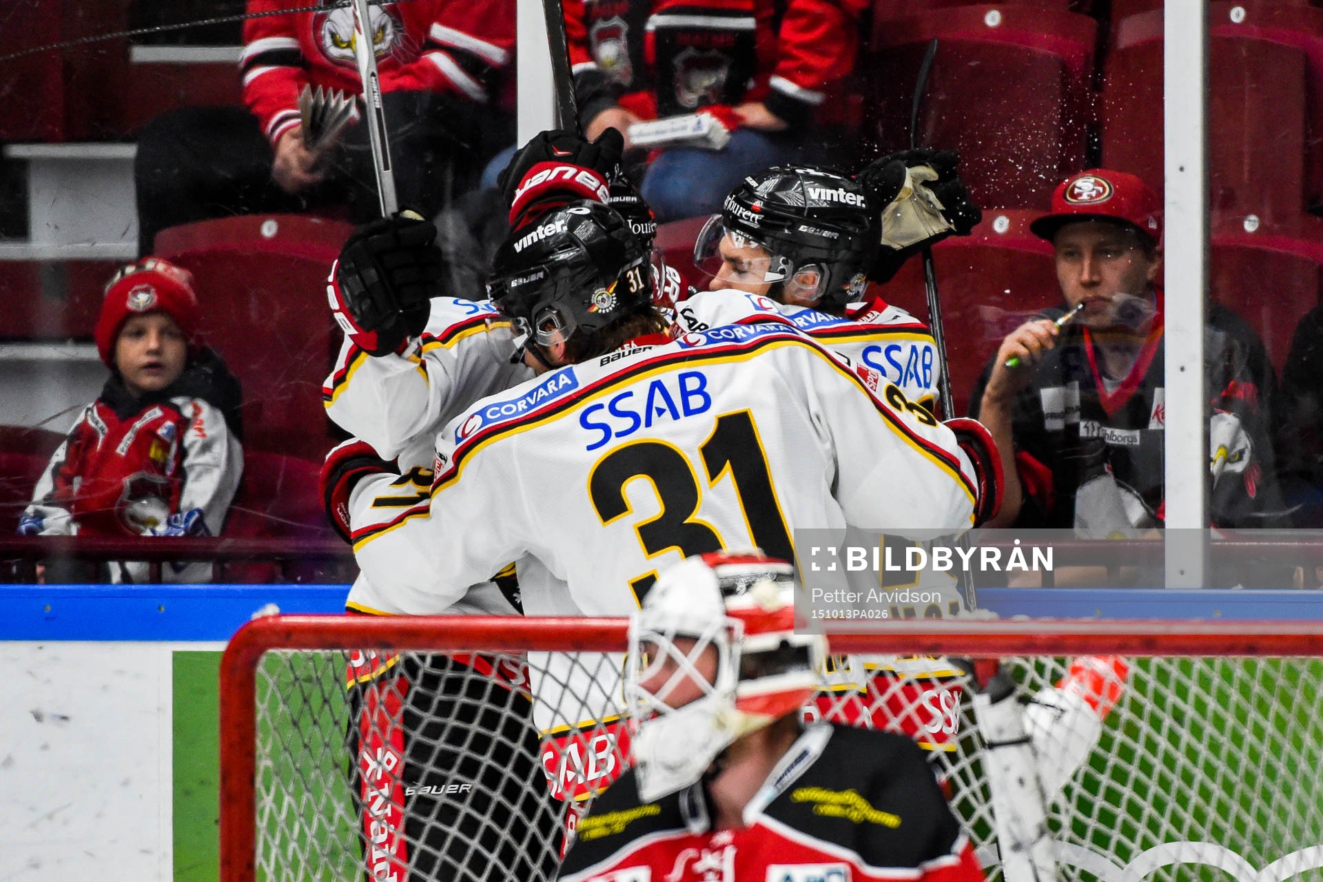 Luleås spelare jublar bakom Malmö Redhawks målvakt Jonas