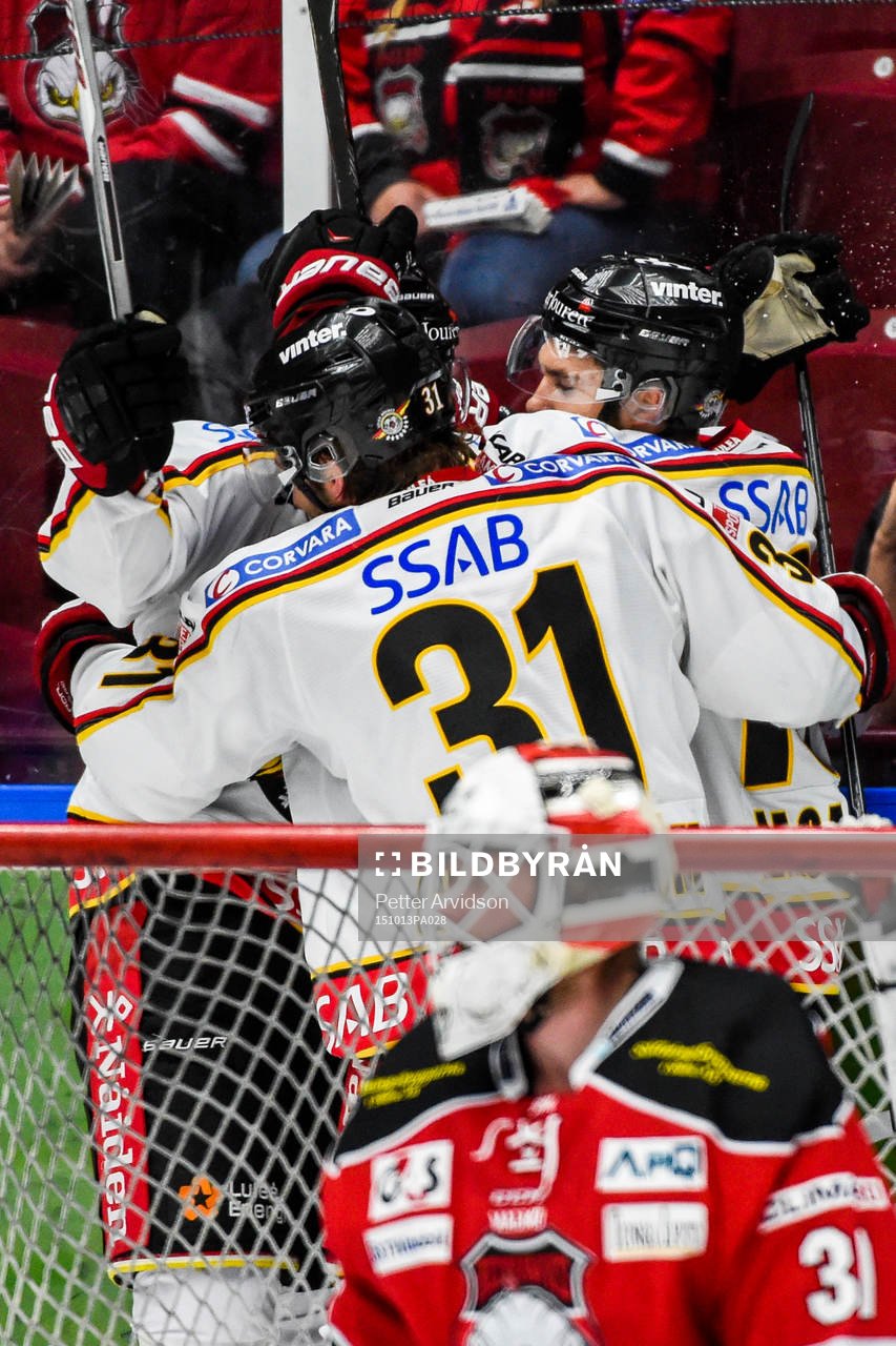Luleås spelare jublar bakom Malmö Redhawks målvakt Jonas
