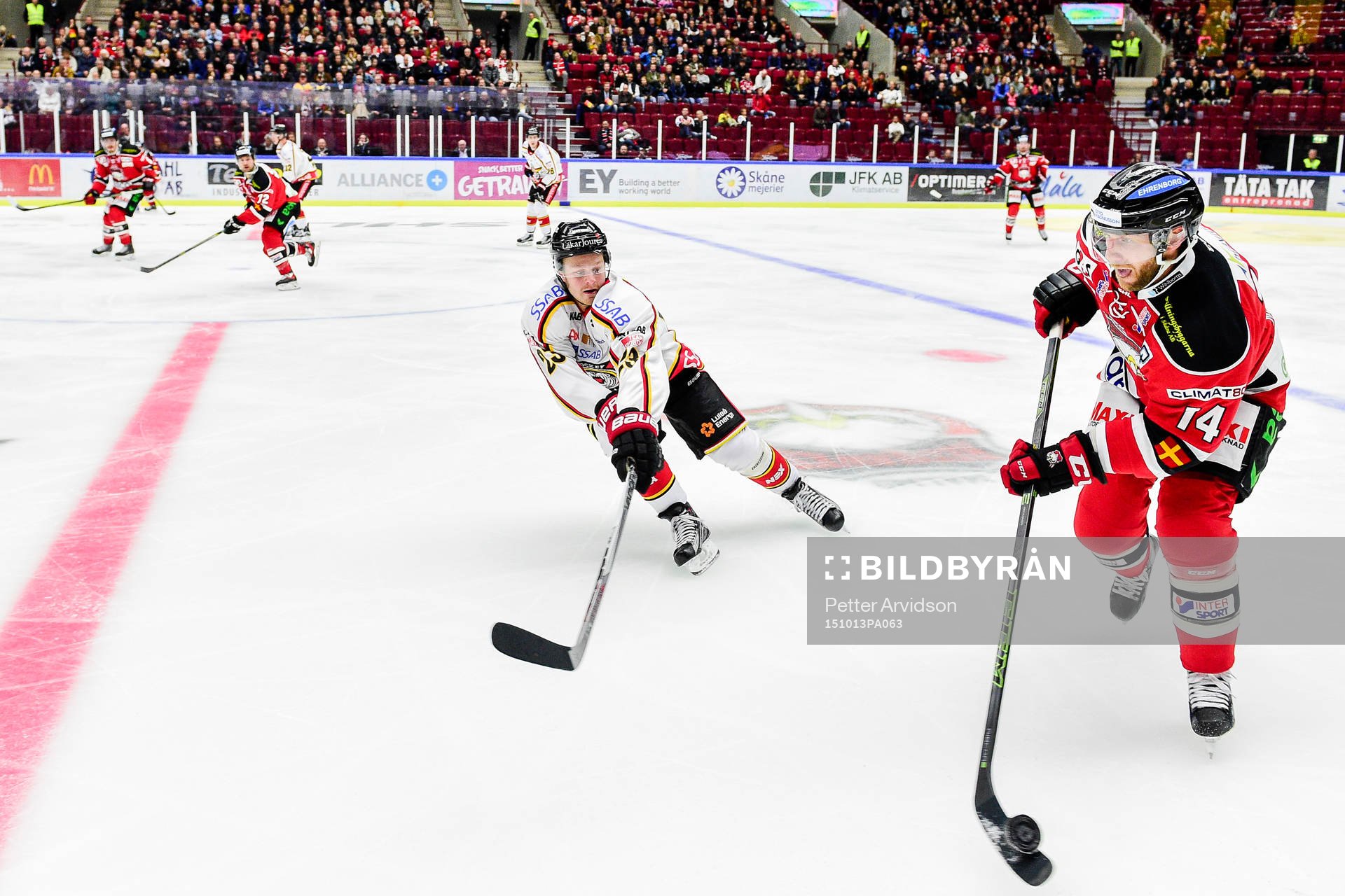 Luleås Lucas Wallmark och Malmö Redhawks Derek Meech