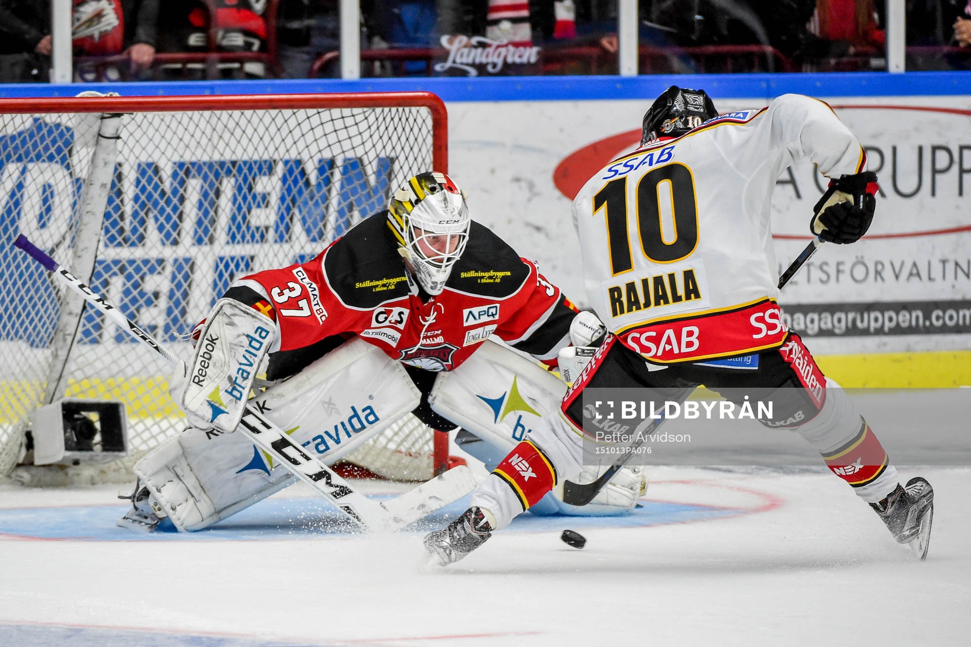 Malmö Redhawks målvakt Jonas Gunnarsson och  Luleås Toni