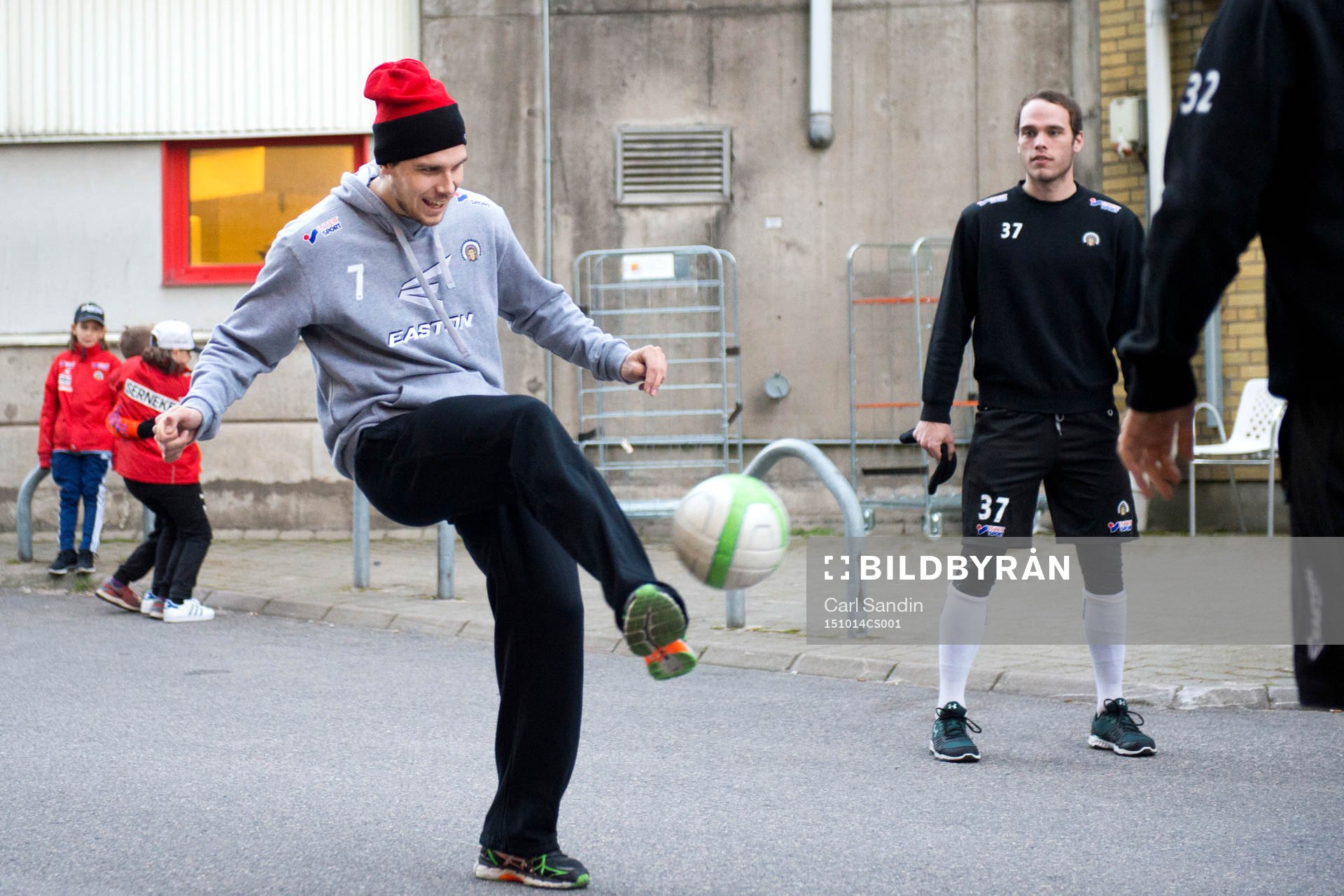 Frölundas Henrik Tömmernes värmer upp innan