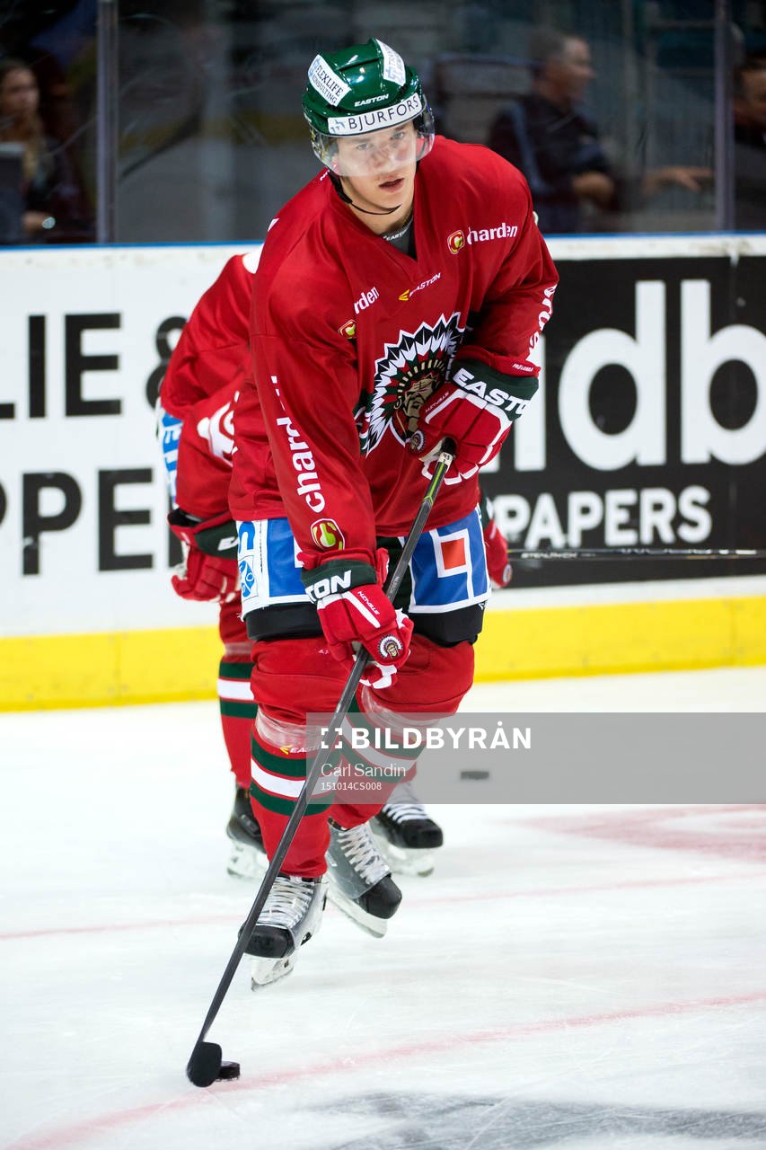 Frölundas Tom Nilsson värmer upp innan ishockeymatchen i