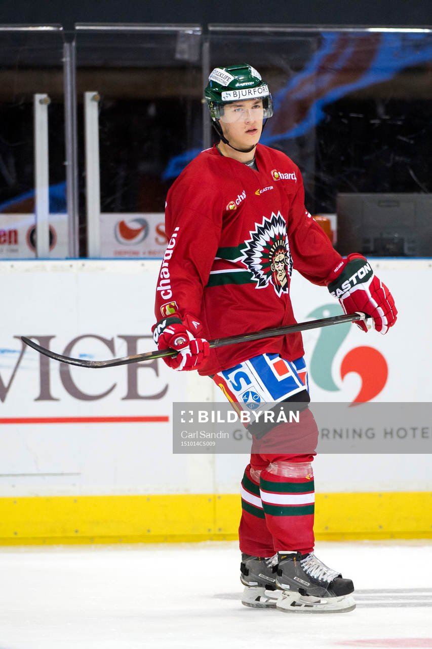 Frölundas Tom Nilsson värmer upp innan ishockeymatchen i