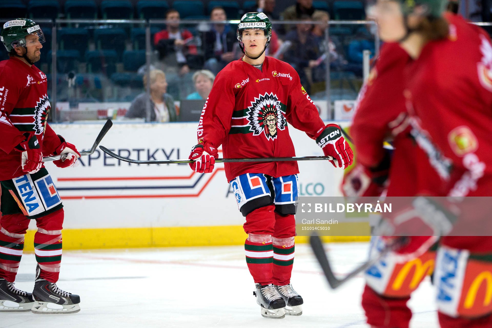 Frölundas Tom Nilsson värmer upp innan ishockeymatchen i