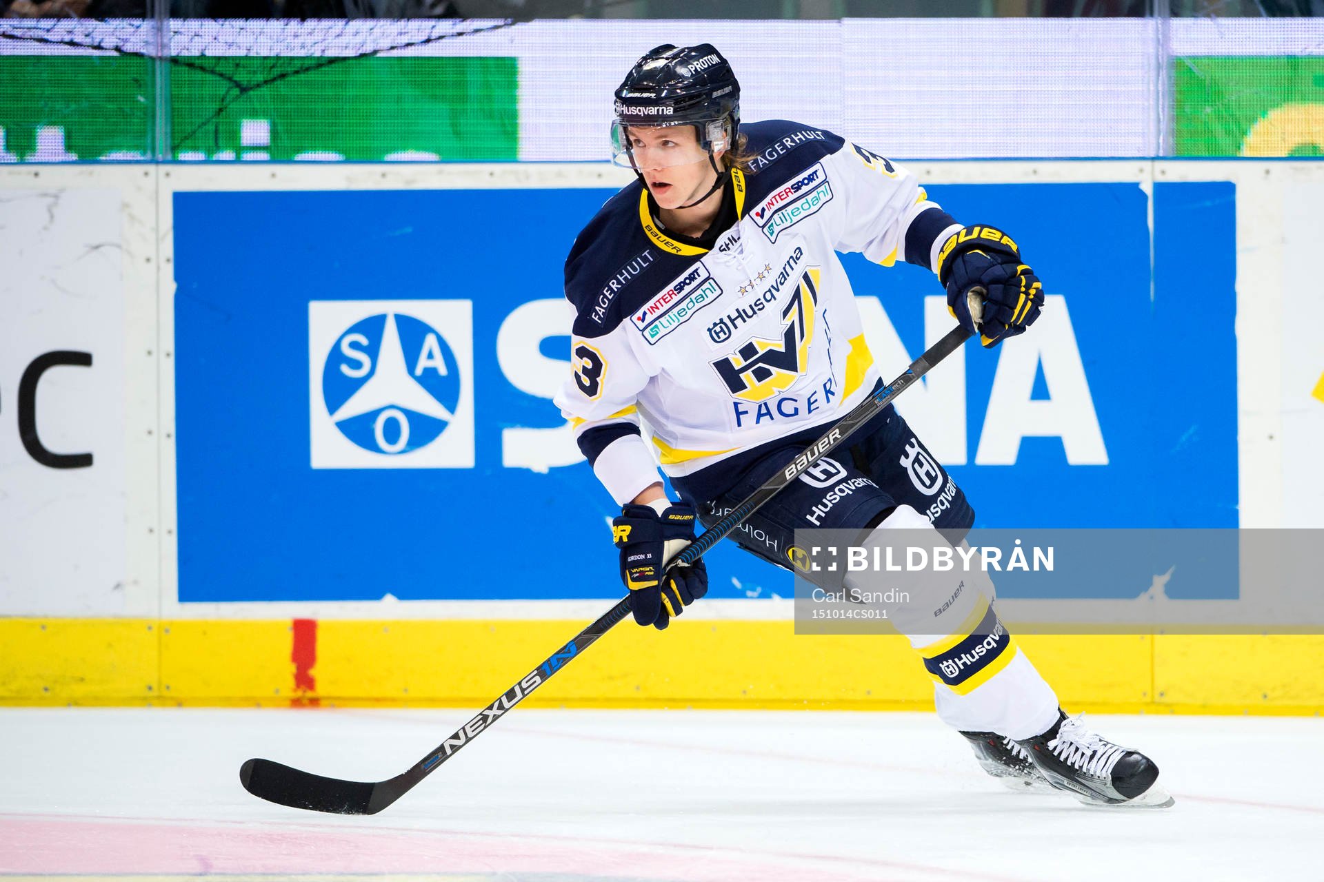 s Niklas Hansson värmer upp innan ishockeymatchen i SHL