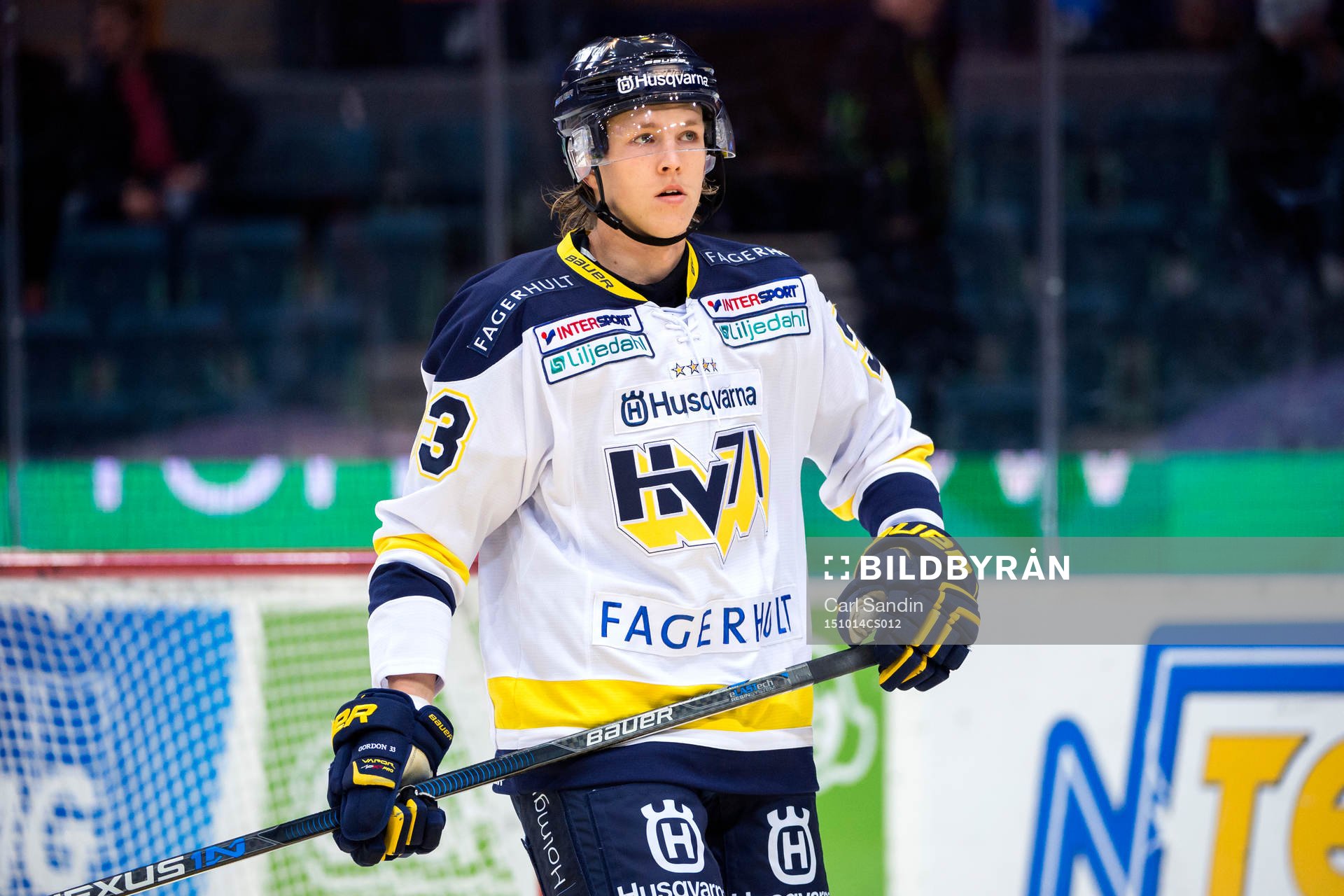 s Niklas Hansson värmer upp innan ishockeymatchen i SHL