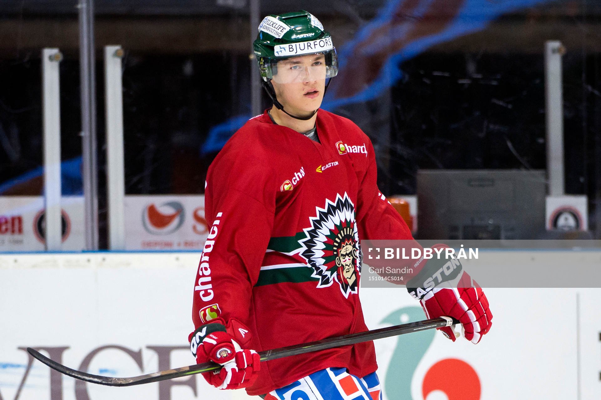 Frölundas Tom Nilsson värmer upp innan ishockeymatchen i