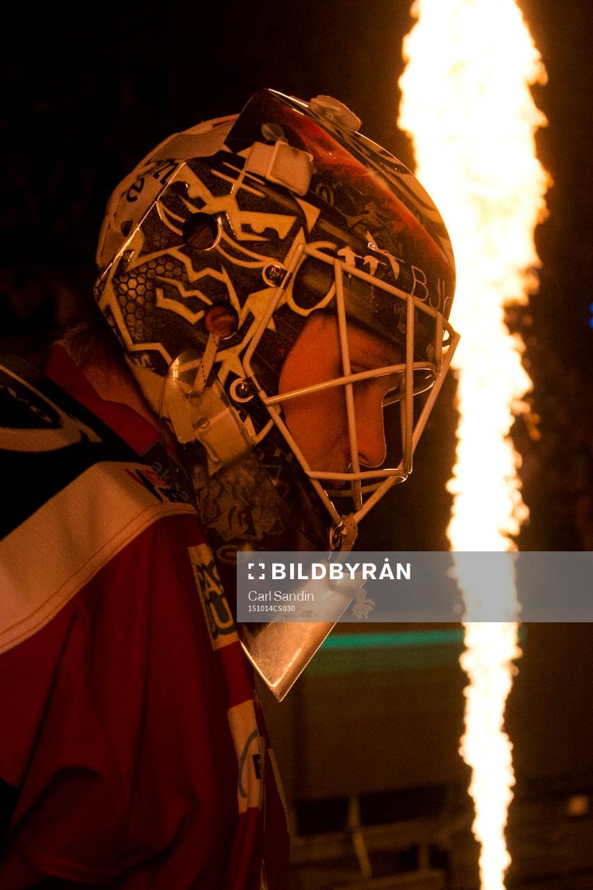 Frölundas målvakt Lars Johansson går in på isen innan