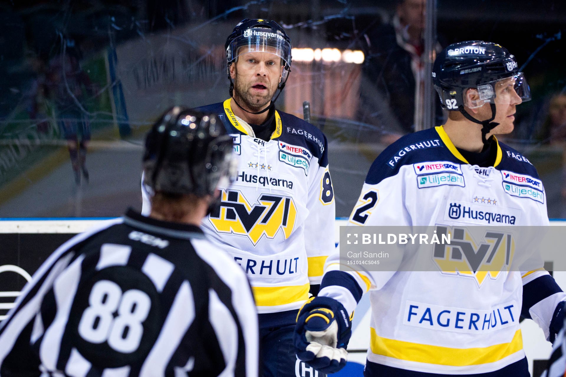 s Jere Karalahti kollar mot domaren