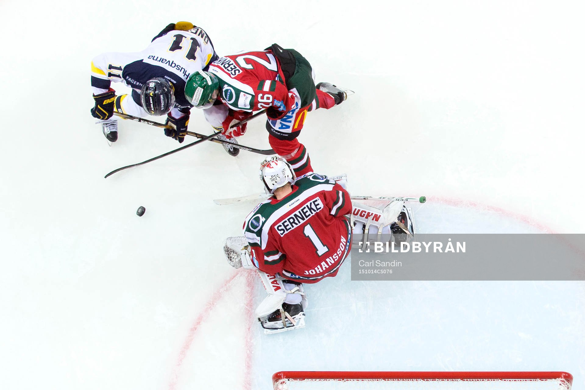 s Simon Önerud framför Frölundas målvakt Lars Johansson