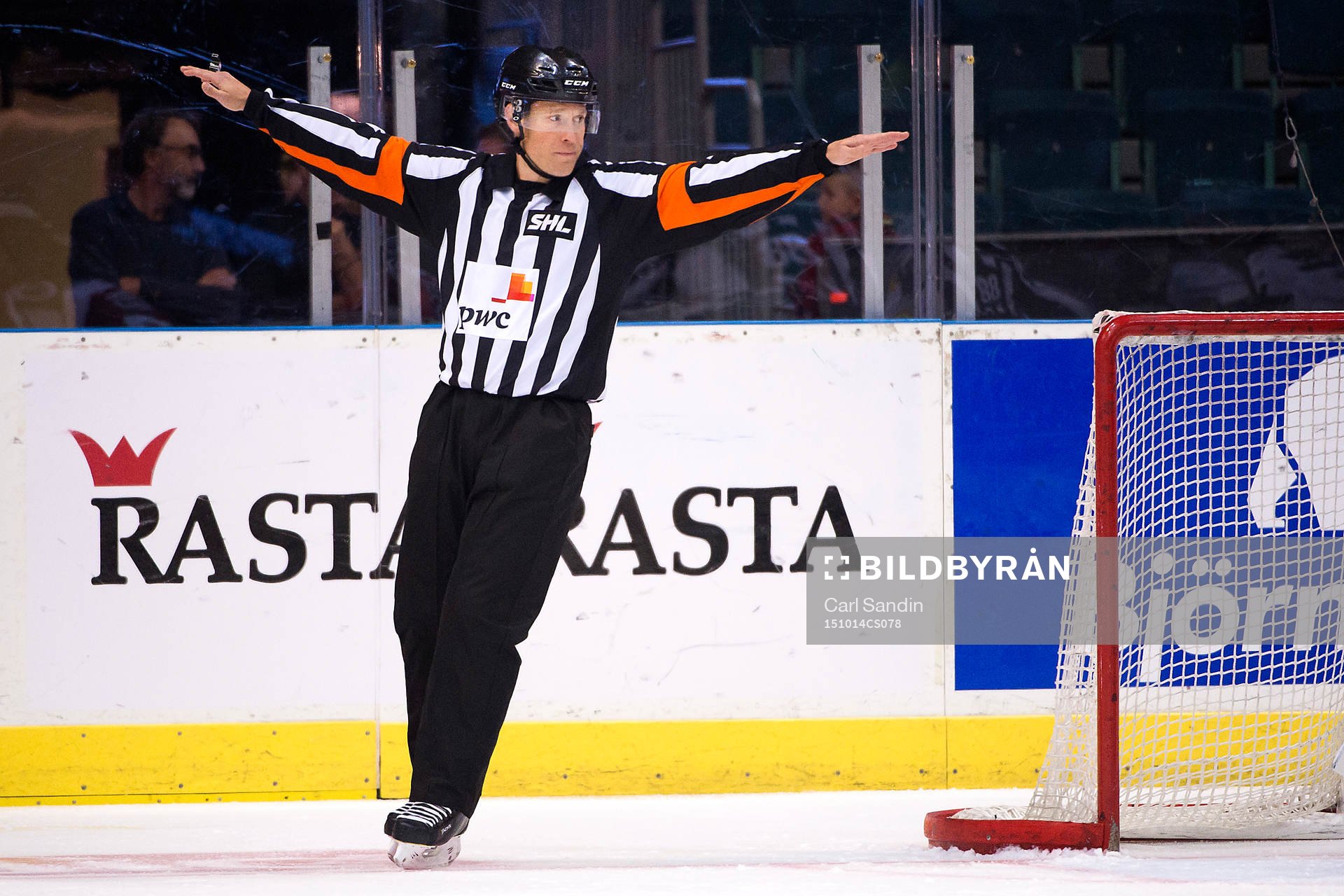 Domare Tobias Björk dömer bort ett mål för HV71