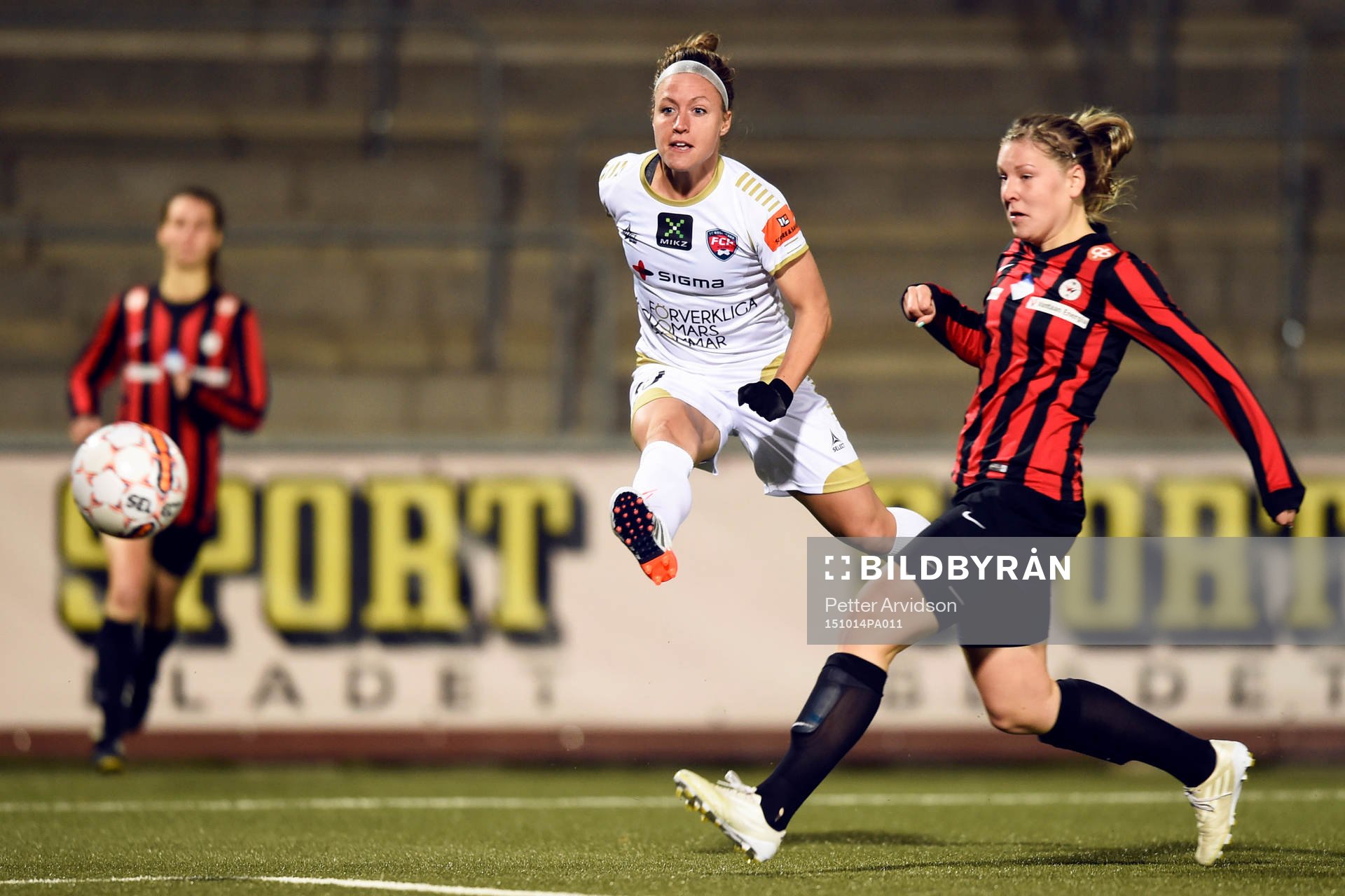 Rosengårds Josee Belanger gör 1-0. Vantaas Heidi Kivelä