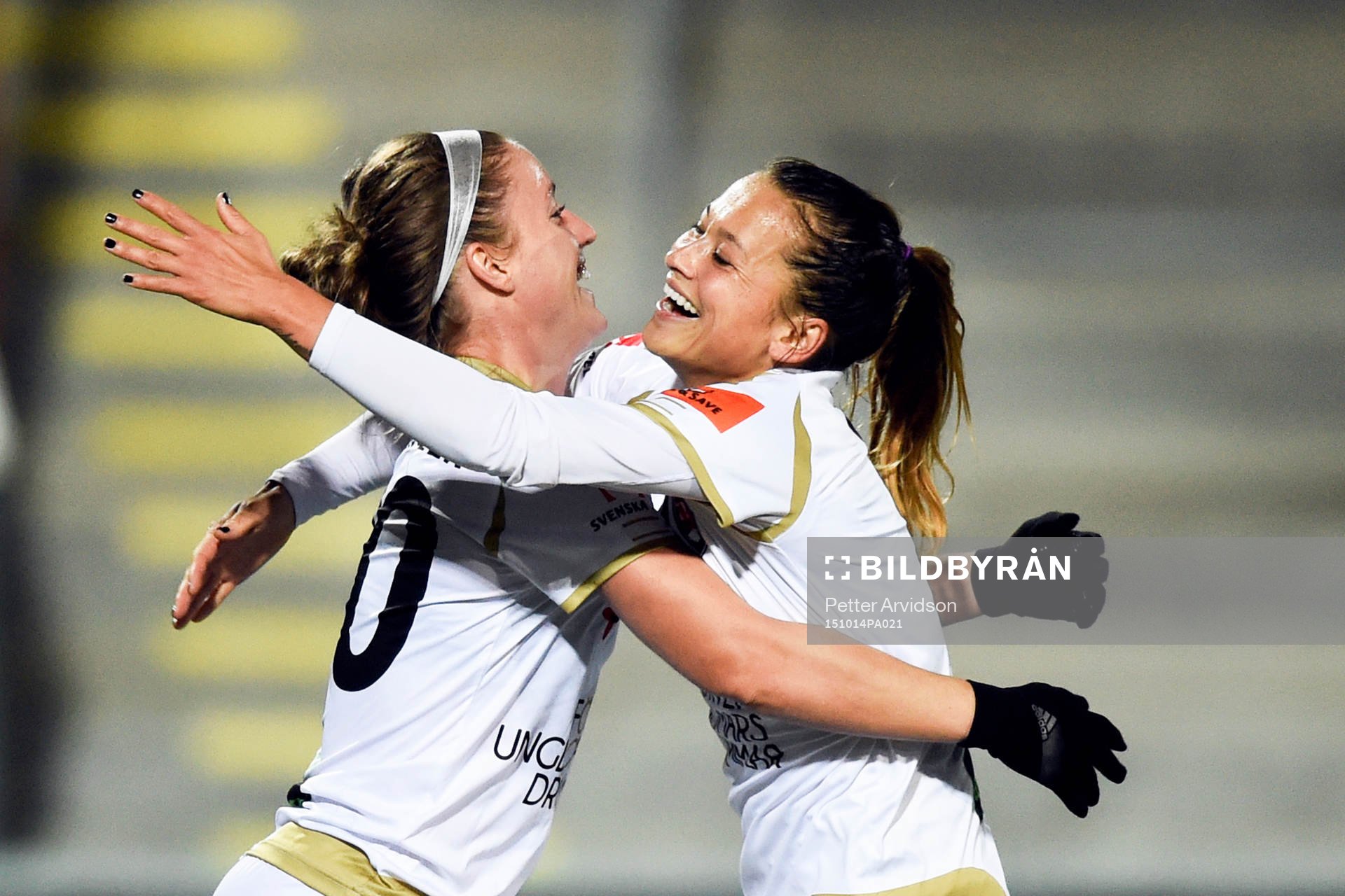 Rosengårds Josee Belanger och Alexandra Riley jublar