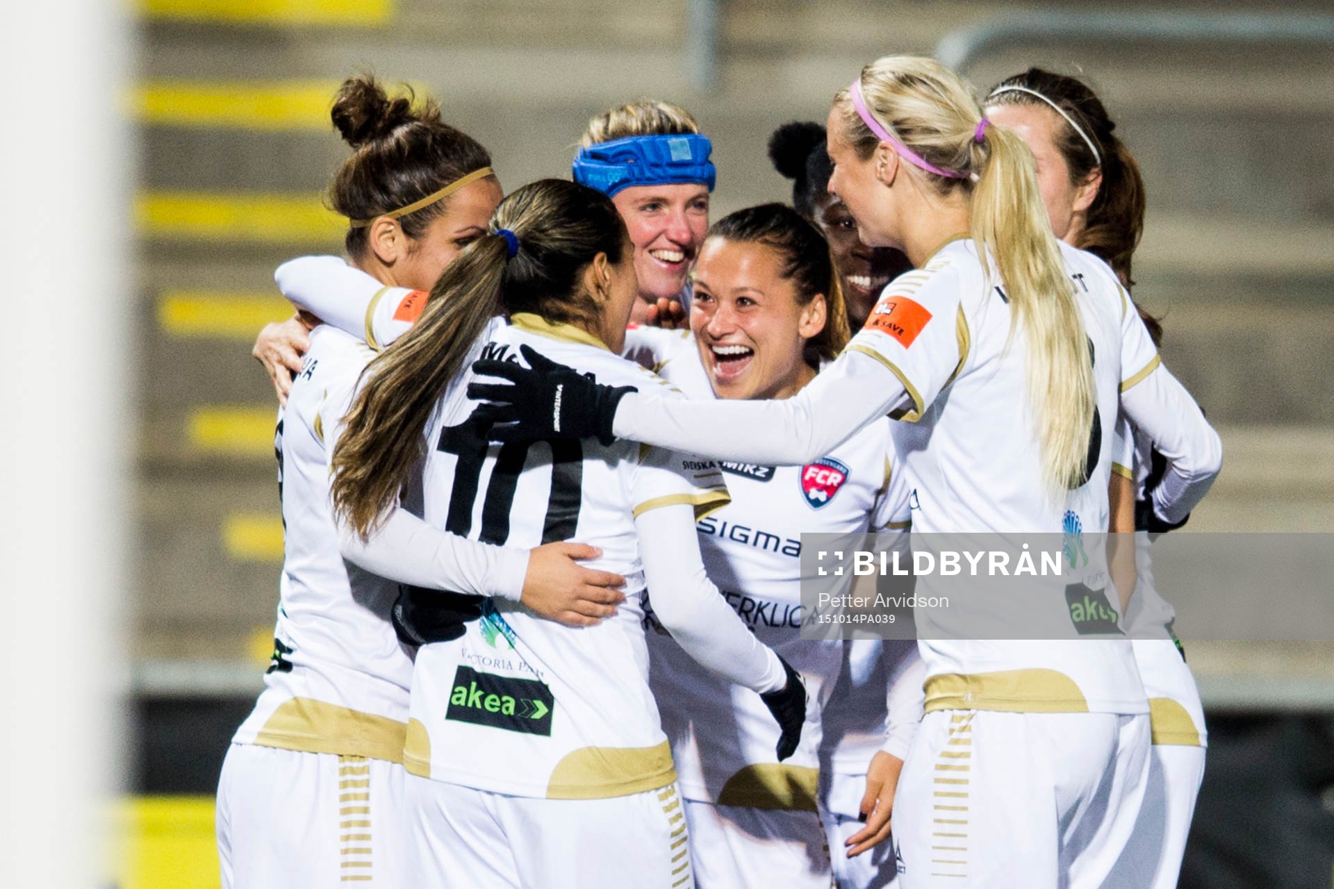 Rosengårds spelare med Alexandra Riley (m) jublar