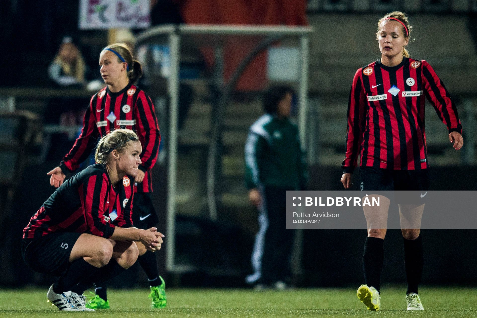 Vantaas Heidi Kivelä och Jenna Korhonen deppar